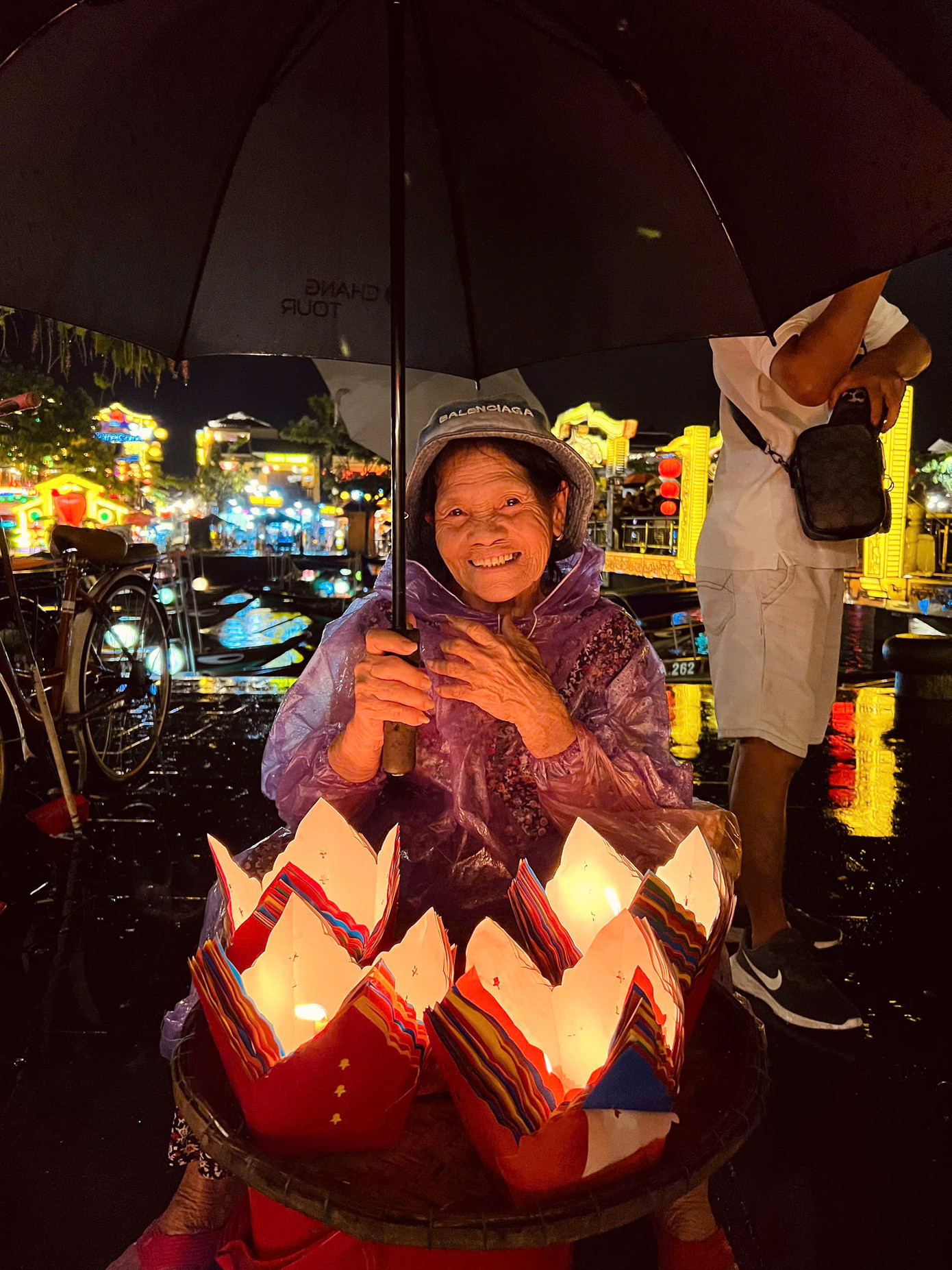 Dù khi trời khô ráo, hay lúc đổ mưa, gương mặt nhăn nheo của bà Sáu vẫn không thiếu vắng nụ cười. Ảnh: Văn Nhất