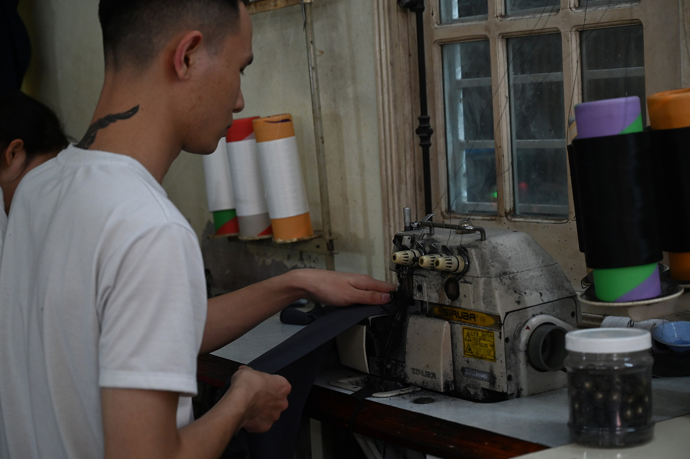 Do đông khách, mỗi bộ đồ chỉ được may trong vòng 2-4 tiếng, nên cần đội ngũ thợ may đông. Do đó mỗi sản phẩm thường có 2-3 thợ may đảm nhiệm cùng lúc. (Ảnh: Huỳnh Như)