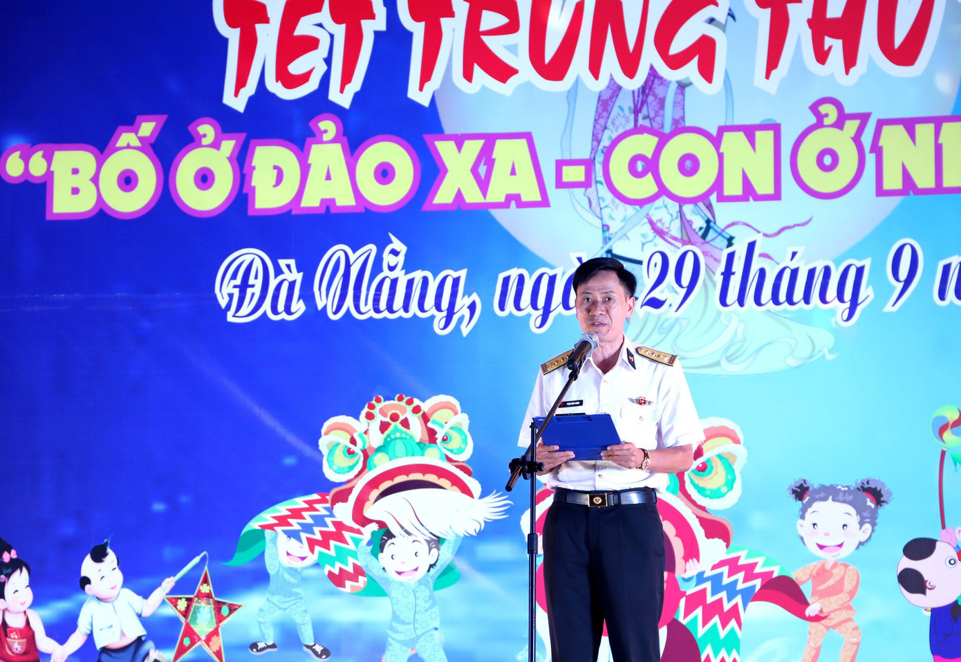 Đại tá Phạm Đình Thành, Phó Chính ủy Vùng 3 phát biểu động viên các cháu chăm ngoan, học giỏi để yên lòng những người bố đang làm nhiệm vụ nơi đảo xa. (Ảnh: Hoàng Diệu)