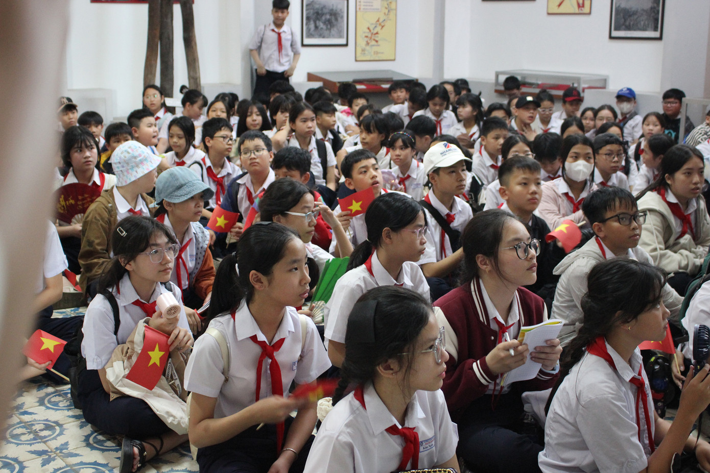 Các em học sinh trường THCS Nguyễn Đình Chiểu (Đà Nẵng) chăm chú nghe thuyết minh về những câu chuyện lịch sử hào hùng, đầy tự hào của vùng đất Quân khu 5. Ảnh: Trúc Linh