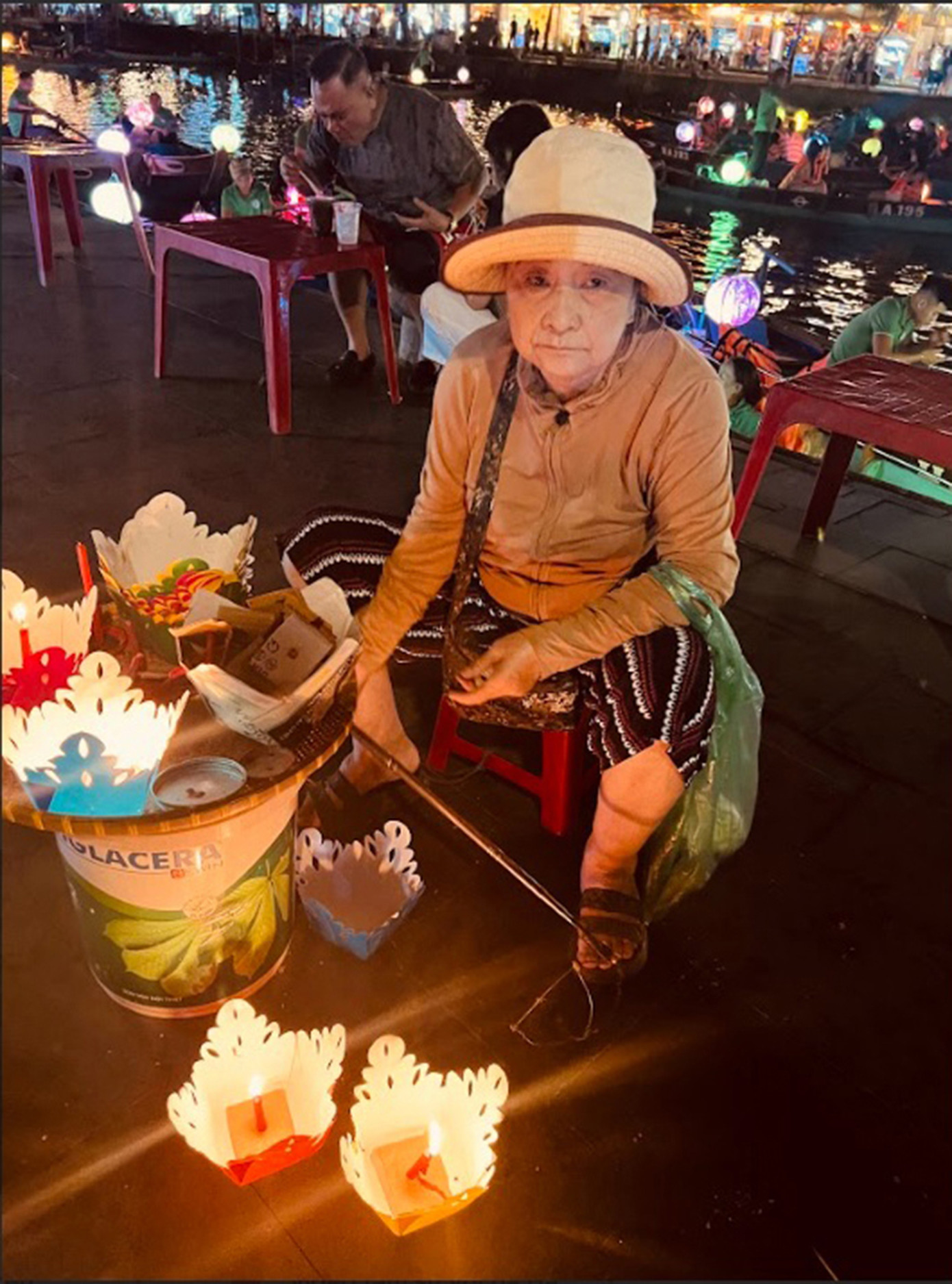 Sạp hoa đăng của bà Hai. Ảnh: Văn Nhất