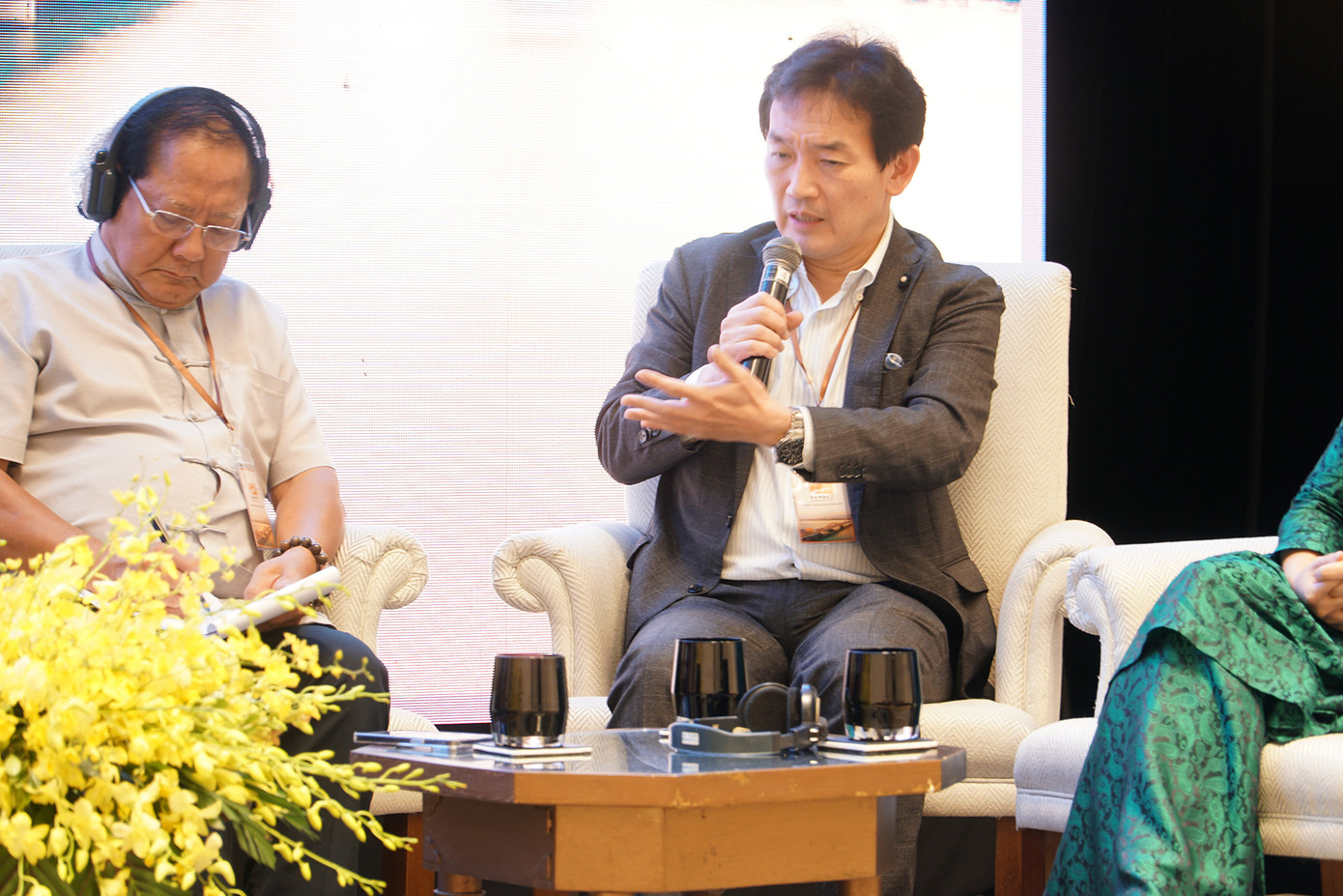 Ông Yoshitaka Sugihara, Giám đốc Chính sách công (Netflix Nhật Bản) - bên phải, và PGS.TS Đỗ Lệnh Hùng Tú, Chủ tịch Hội Điện ảnh Việt Nam. Ảnh: Nguyễn Tri. Ông Yoshitaka Sugihara, Giám đốc Chính sách công (Netflix Nhật Bản) - bên phải, và PGS.TS Đỗ Lệnh Hùng Tú, Chủ tịch Hội Điện ảnh Việt Nam. Ảnh: Nguyễn Tri.