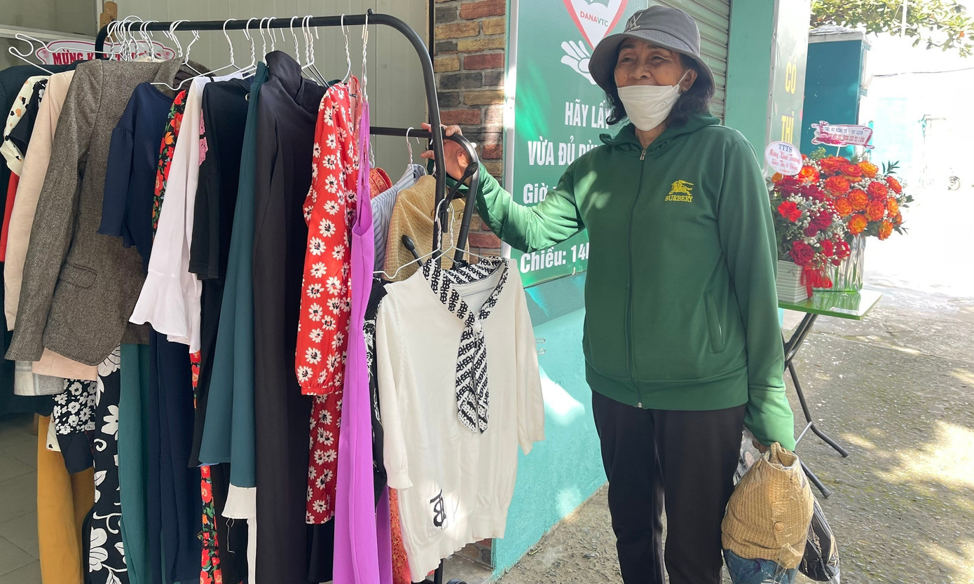 “Đến đây được lựa chọn thoải mái, xin được cái gì cũng mừng. Hôm nay, cô cũng lựa được mấy cái đồ về mặc Tết, mình nghèo quá có tiền đâu mà mua. Cô cảm ơn bên trường đã tạo điều kiện cho người khó khăn, họ tới họ lấy được đồ, cũng đỡ cho cái Tết gần đến”, bà Nguyễn Thị Ngọt (63 tuổi, quận Sơn Trà) bộc bạch.