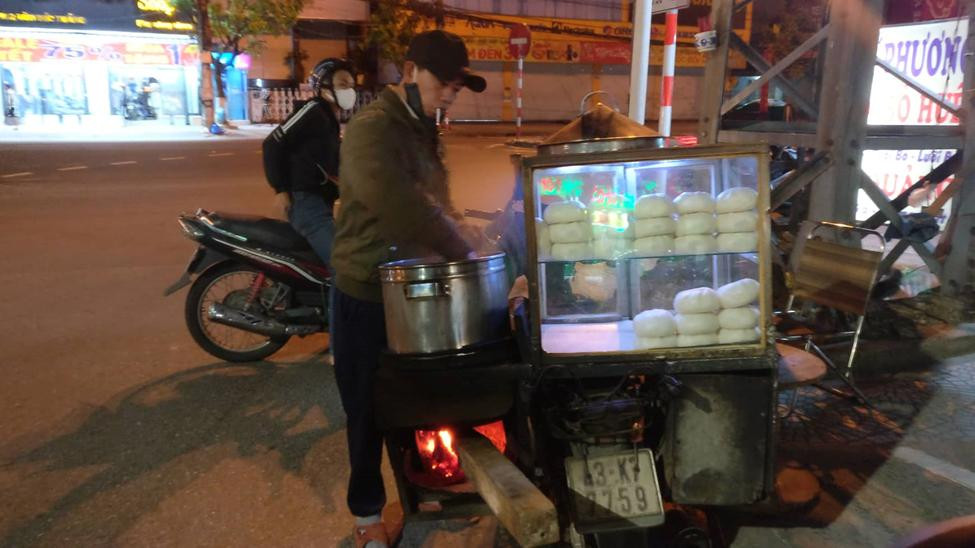 Những ngày rét buốt, để phục vụ nhu cầu của người dân, những bếp than bán bánh bao dạo vẫn dạo khắp đường phố đến tận khuya. Tiếng rao vẫn vang lên từng hồi. Những ngày rét buốt, để phục vụ nhu cầu của người dân, những bếp than bán bánh bao dạo vẫn dạo khắp đường phố đến tận khuya. Tiếng rao vẫn vang lên từng hồi.