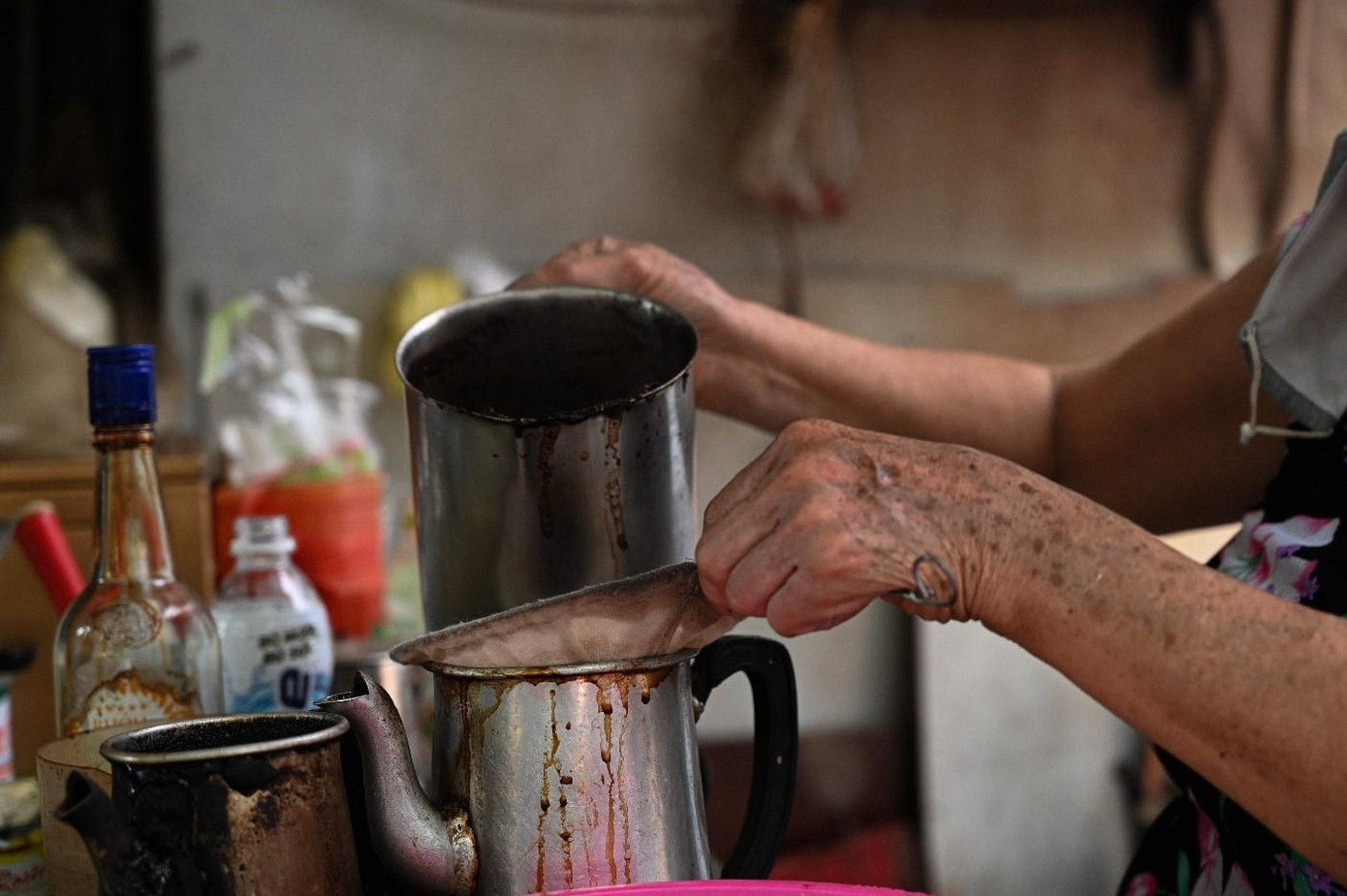 Nét đặc trưng không chỉ nằm ở tuổi đời của quán mà còn nằm ở cách pha chế cà phê theo kiểu cũ. Hiện có rất nhiều quán cà phê mới ra đời với nhiều phong cách lạ thu hút giới trẻ nhưng quán cóc của bà Liên sau ngần ấy năm vẫn thong dong tồn tại - ảnh Huỳnh Như