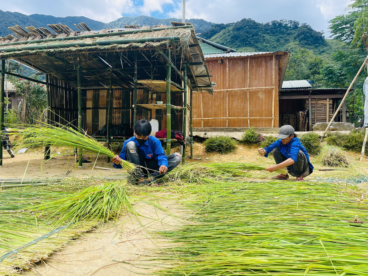 Trước đó vài ngày, bà con làng Kon Pin đã tất bật thu hoạch, làm các kho lúa, chuẩn bị lễ vật cho lễ hội.