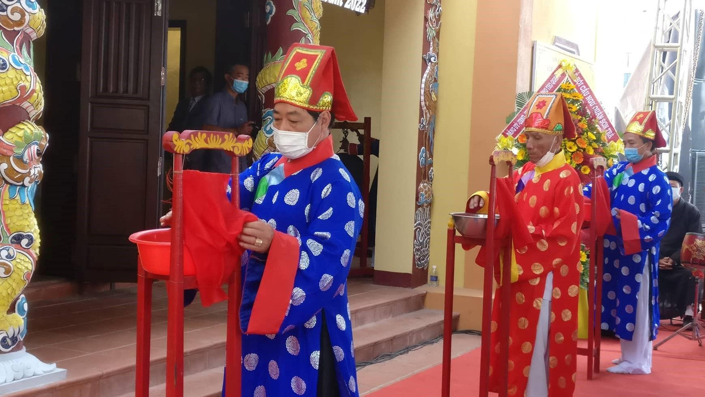 Một nghi thức truyền thống được thực hiện trong buổi Lễ Cầu ngư - ảnh Kim Ngân Một nghi thức truyền thống được thực hiện trong buổi Lễ Cầu ngư - ảnh Kim Ngân