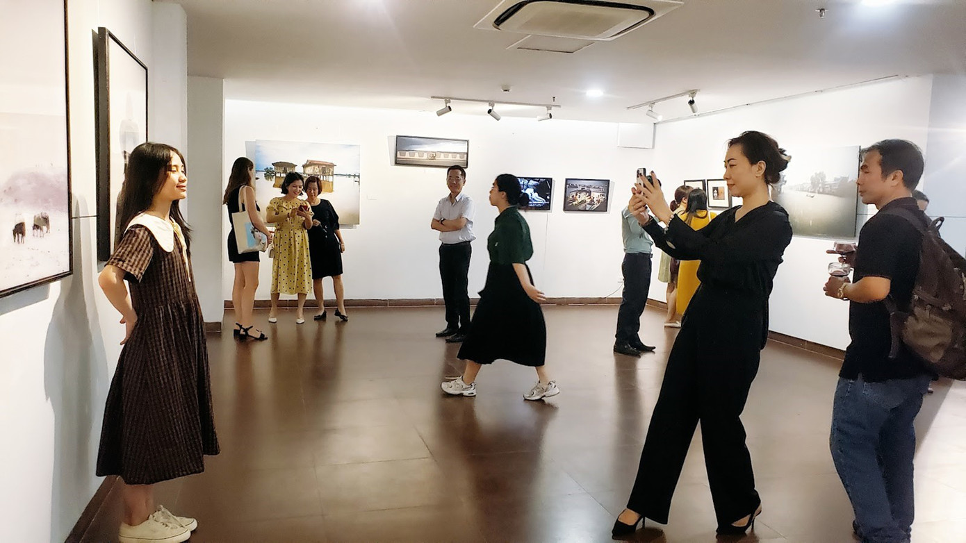 Để thực hiện bộ ảnh Mê Kông – Chuyện đôi bờ, nhiếp ảnh gia Lâm Đức Hiền đã đi hơn 4.200 km ngược dòng Mê Kông, từ hạ nguồn nhiệt đới tấp nập, tràn trề sự sống tại Đồng bằng sông Cửu Long đến thượng nguồn Tây Tạng nơi tuyết trắng phủ quanh năm. Ảnh: Hằng - Hà.