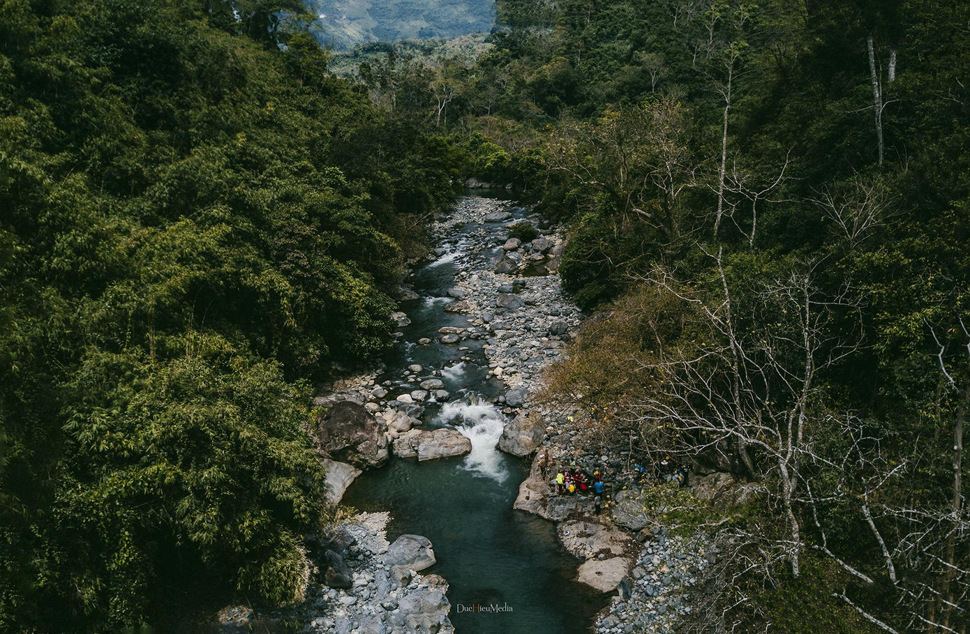 Để đến được địa danh này, nhóm đã phải trải qua hành trình trèo đèo, lội suối, băng qua những cánh rừng nguyên sinh rộng bạt ngàn vẫn còn chìm đắm trong sương. Đức Hiếu chia sẻ: “Hành trình chinh phục Tà Giang rất khó khăn khi chúng tôi phải vượt hàng chục km đường đèo, băng qua những con suối trơn trượt, những con dốc dựng đứng và cánh rừng già rộng lớn. Tuy nhiên, còn khó khăn, chúng tôi càng cảm thấy hứng thú và mong muốn chinh phục ngay”.
