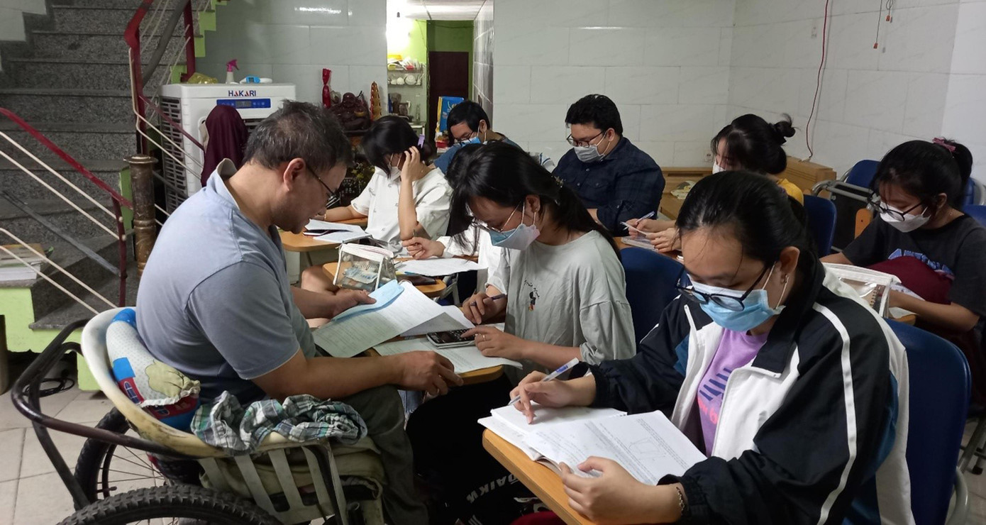 Suốt 18 năm qua người thầy đặc biệt ấy đã gắn bó với công việc dạy học, truyền đạt niềm đam mê học Toán đến với bao thế hệ học sinh. Để làm được điều ấy, thầy vẫn luôn miệt mài nghiên cứu cách truyền tải các bài giảng đến học sinh một cách dễ hiểu và sinh động nhất - Ảnh Phương Thảo