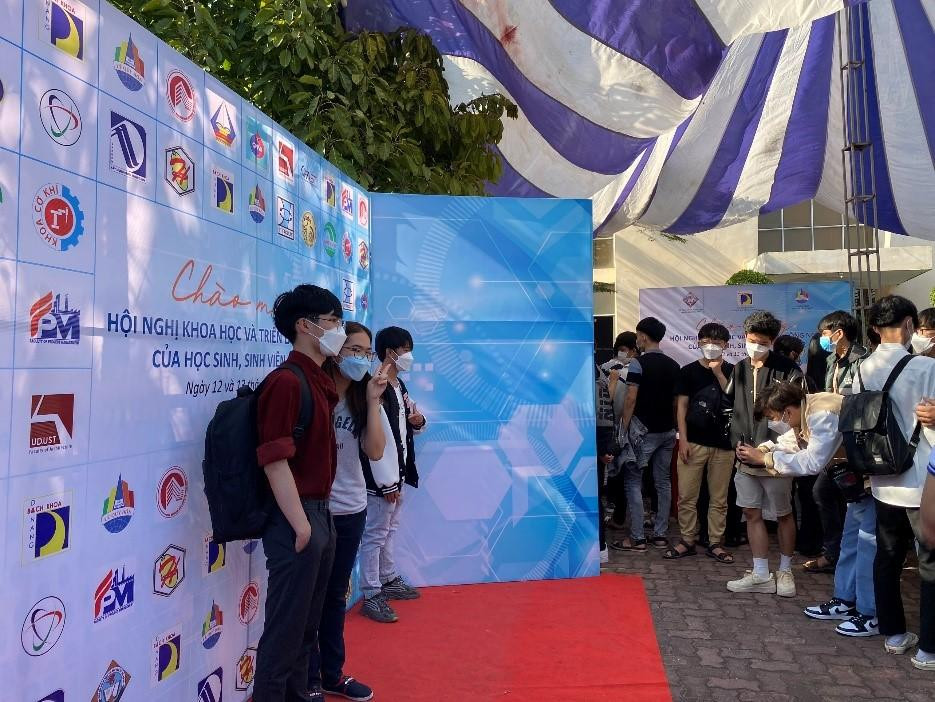 Hội nghị Khoa học và Triển lãm Công nghệ của Học sinh, sinh viên năm Đà Nẵng - 2022 diễn ra tại Trường THPT chuyên Lê Quý Đôn (địa chỉ 01 Vũ Văn Dũng, quận Sơn Trà, Đà Nẵng) từ ngày 12 đến hết ngày 13/3/2022.