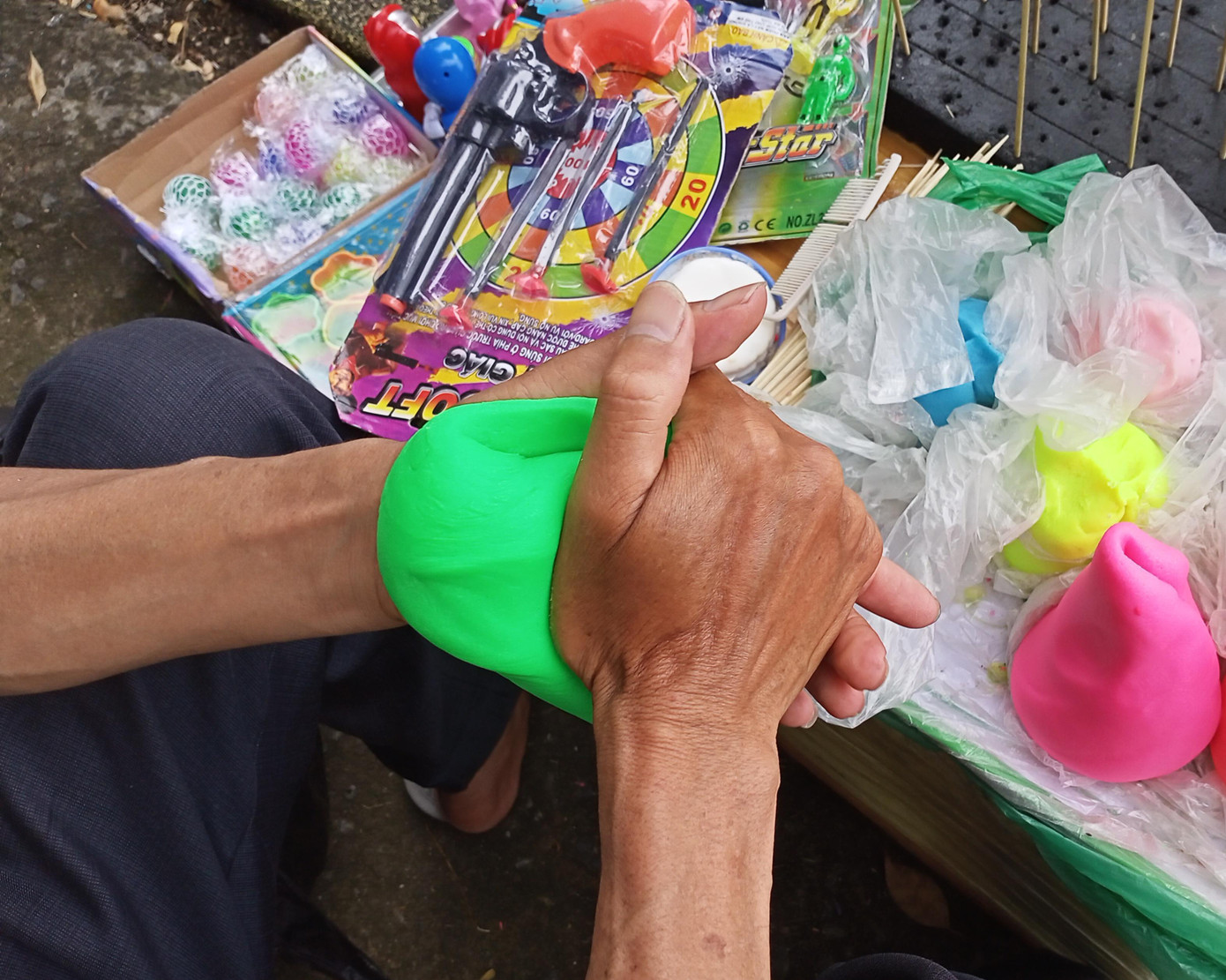 "Nhào sao cho bột dẻo và mịn thì khi nặn mới cho ra con tò he mới đẹp được”, nghệ nhân Nguyễn Văn Kính chia sẻ. "Nhào sao cho bột dẻo và mịn thì khi nặn mới cho ra con tò he mới đẹp được”, nghệ nhân Nguyễn Văn Kính chia sẻ.