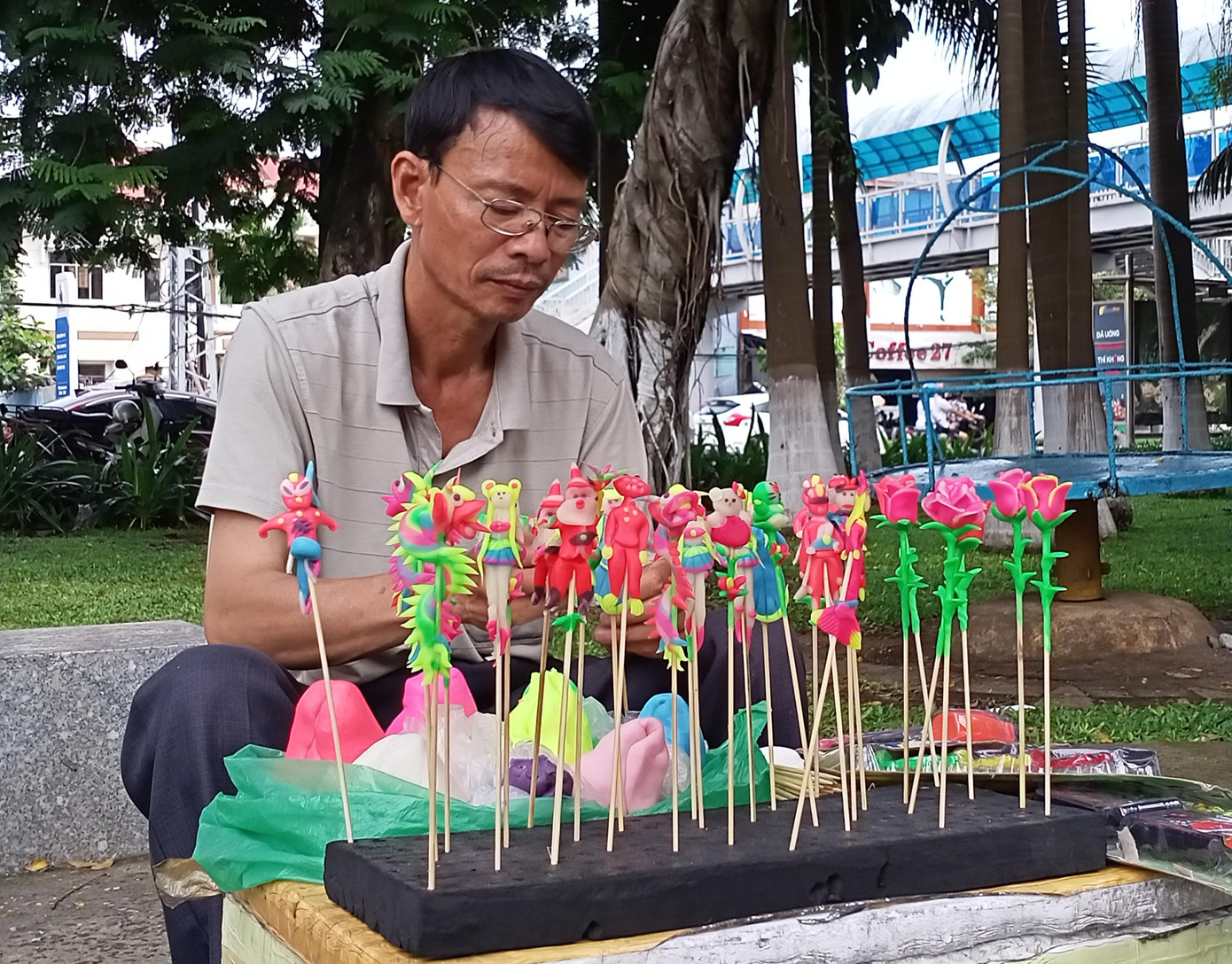 “Nghề này là nghề gia truyền, các cụ truyền lại cho tôi chứ tôi không học ở trường lớp nào cả”. Đó là lời bộc bạch của nghệ nhân nặn tò he Nguyễn Văn Kính (56 tuổi, ở phường Hòa Minh, quận Liên Chiểu, TP Đà Nẵng). Ảnh: Hàn Ny “Nghề này là nghề gia truyền, các cụ truyền lại cho tôi chứ tôi không học ở trường lớp nào cả”. Đó là lời bộc bạch của nghệ nhân nặn tò he Nguyễn Văn Kính (56 tuổi, ở phường Hòa Minh, quận Liên Chiểu, TP Đà Nẵng). Ảnh: Hàn Ny