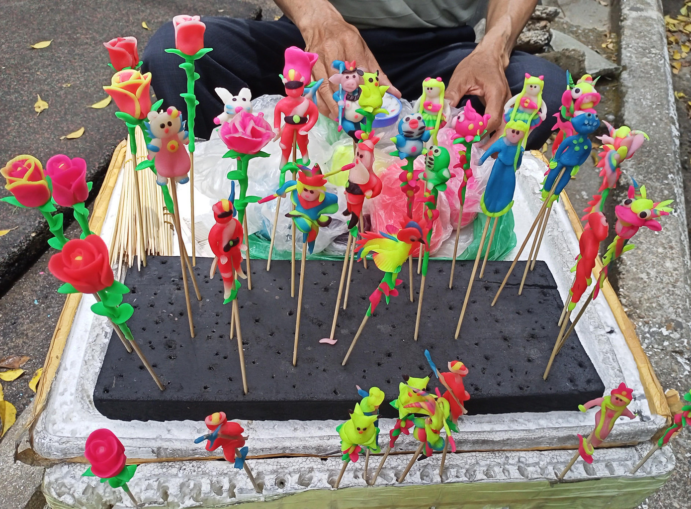 Nghề nặn tò he có tuổi đời hơn 500 năm, nhưng giờ đây đang bị mai một. Ký ức truyền thống dân gian sẽ ra sao nếu không còn những nghệ nhân giữ lửa, truyền nghề lại cho các thế hệ sau như ông Kính? Nghề nặn tò he có tuổi đời hơn 500 năm, nhưng giờ đây đang bị mai một. Ký ức truyền thống dân gian sẽ ra sao nếu không còn những nghệ nhân giữ lửa, truyền nghề lại cho các thế hệ sau như ông Kính?