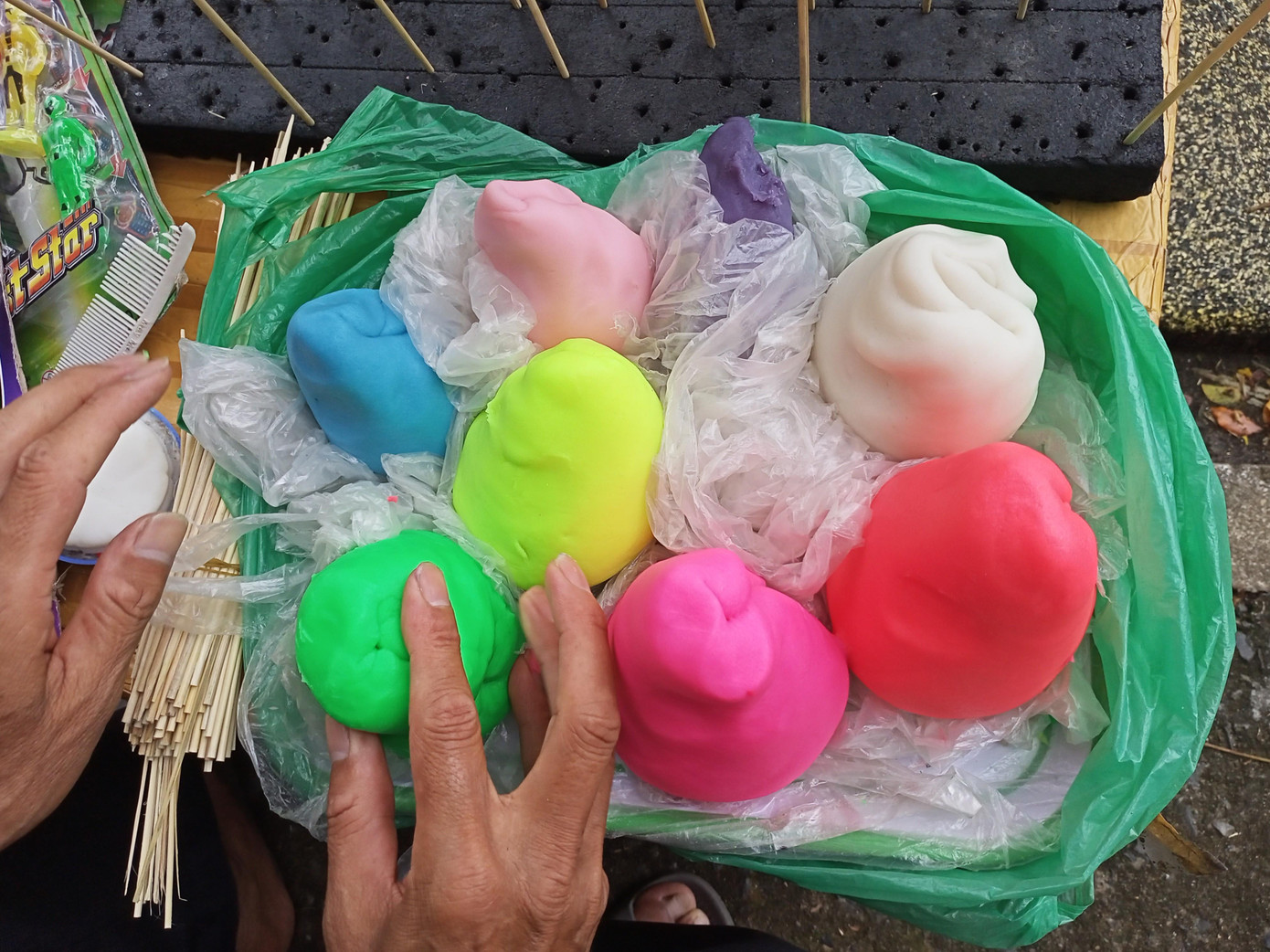 Nguyên liệu chính để làm nên những con tò he là bột nếp. Để cho ra một con tò he phải trải qua nhiều công đoạn. Bắt đầu từ việc ngâm bột trong nước rồi đem xay nhuyễn, cho bột vào luộc chín rồi vớt ra, trộn màu và nhào nặn Nguyên liệu chính để làm nên những con tò he là bột nếp. Để cho ra một con tò he phải trải qua nhiều công đoạn. Bắt đầu từ việc ngâm bột trong nước rồi đem xay nhuyễn, cho bột vào luộc chín rồi vớt ra, trộn màu và nhào nặn