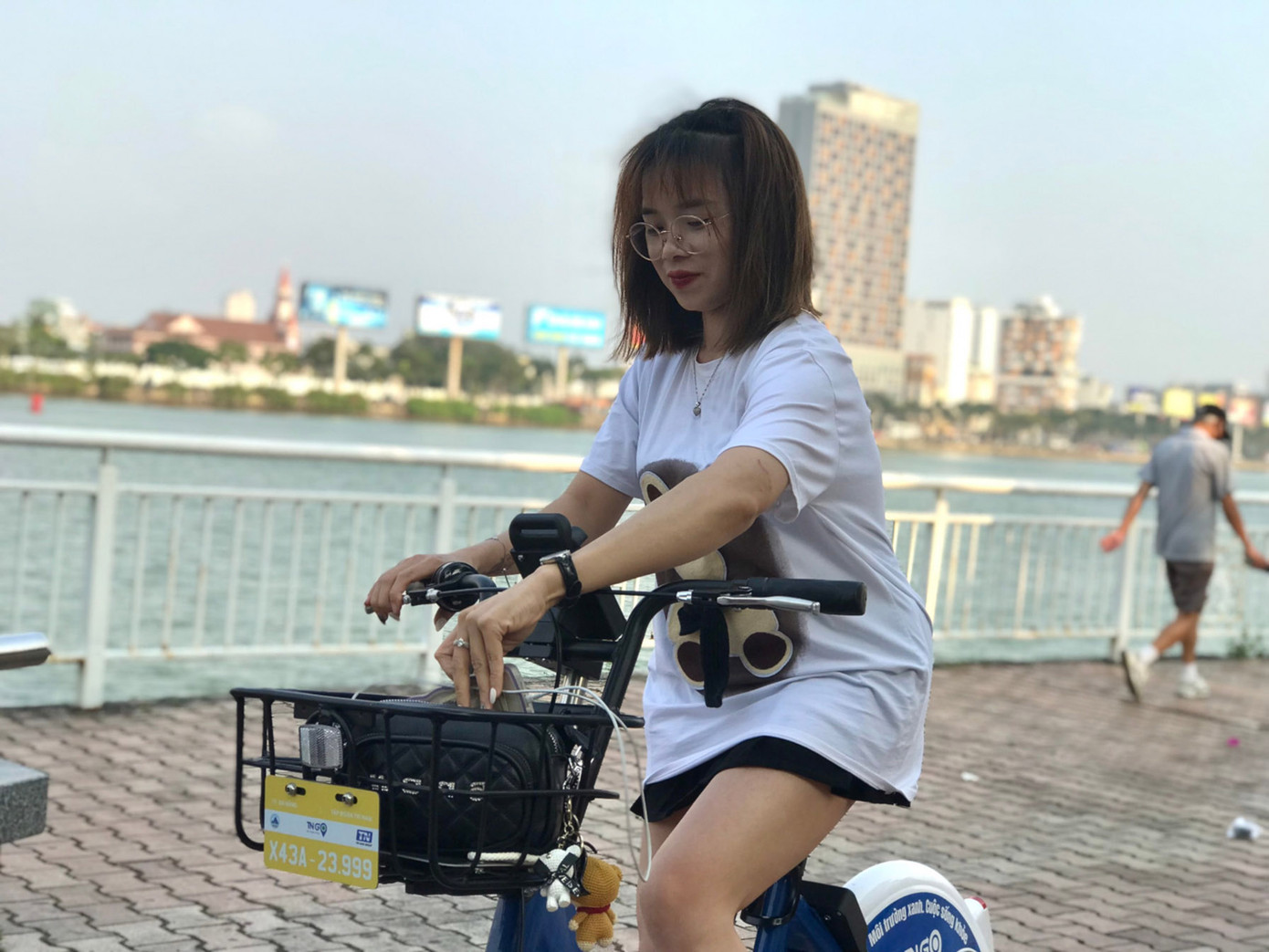 “Mình từ Hà Nội vào đây du lịch một mình, đi dạo bên bờ sông thấy dịch vụ đạp xe này khá thú vị. Thay vì đi bộ ngắm cảnh, mình sử dụng xe đạp để khám phá được nhiều địa điểm hơn, nhanh chóng hơn”, chị Cảnh vui vẻ cho biết.