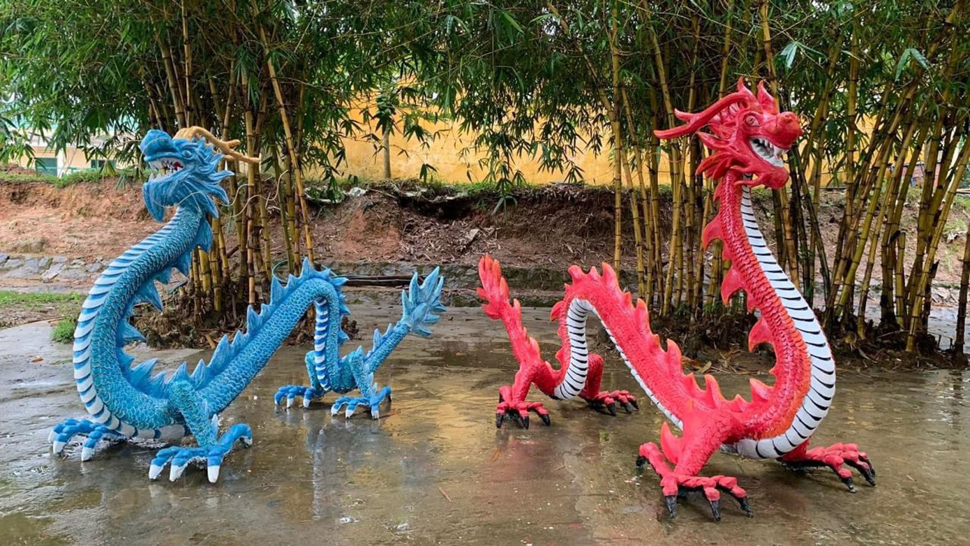 Cũng theo Vũ, đắp linh vật rồng khó hơn các linh vật khác bởi rồng không có thực trong thế giới tự nhiên. Vật liệu đắp linh vật rồng tương đối nhiều và phức tạp, ngoài xi măng, sắt, lưới thép, sơn màu phải dùng đến thạch cao, đất sét để thi công những chi tiết khó, phức tạp như đầu rồng, đuôi rồng. Ảnh: Ngọc Tú