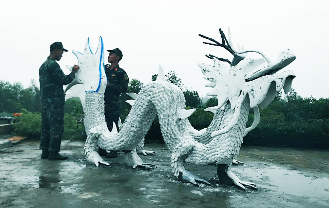 Mỗi sản phẩm mang một nét độc đáo riêng biệt nhưng nét chung nhất vẫn thân hình uyển chuyển, khỏe khoắn với khát vọng vươn cao, bay xa. Đó cũng chính là mong muốn của cán bộ, chiến sĩ về một năm mới thành công, quyết thắng, hoàn thành xuất sắc mọi nhiệm vụ được giao. Ảnh: Ngọc Tú