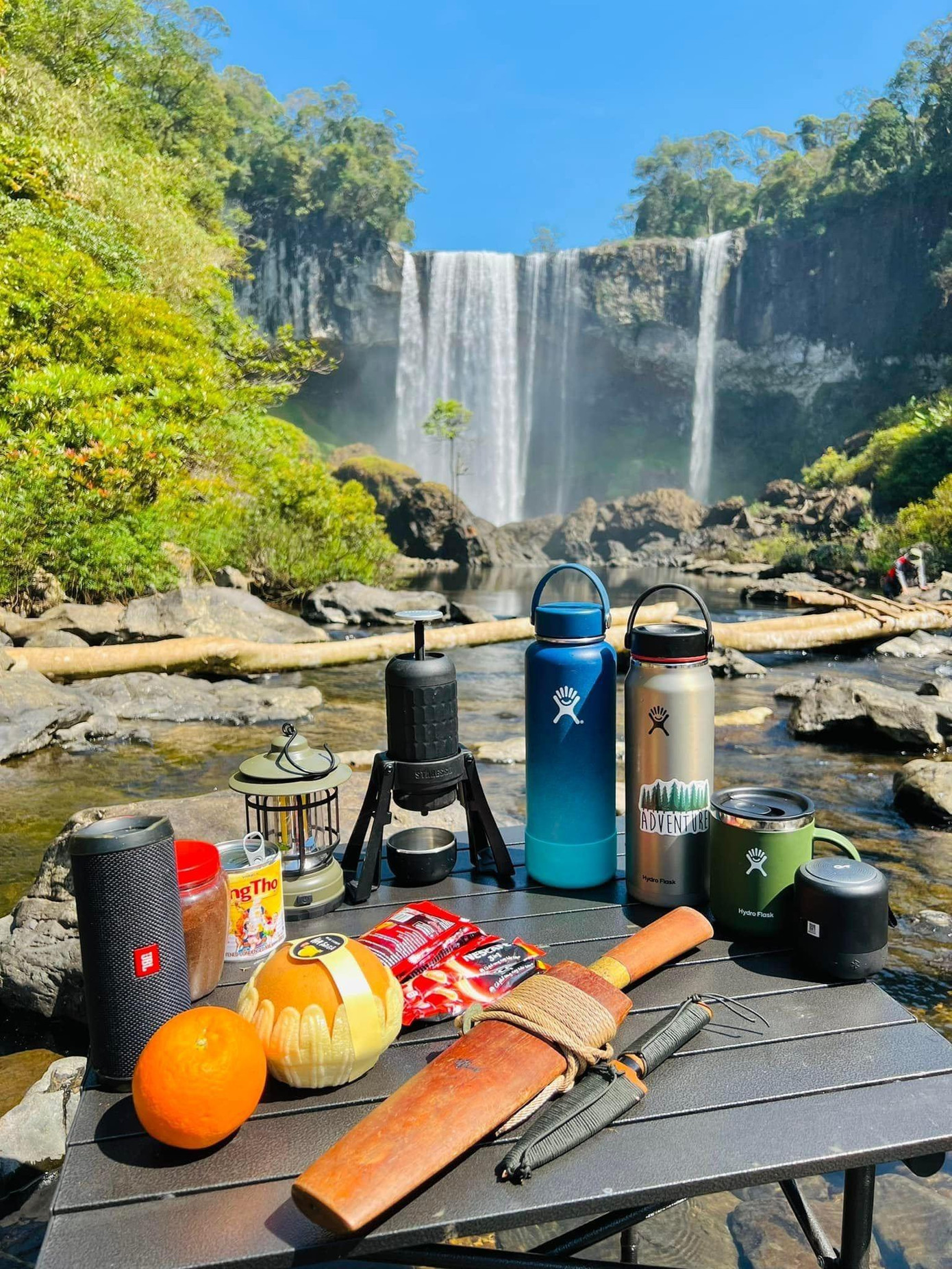 Kể về chuyến du lịch vừa rồi, chị đi vào tầm tháng 4, và trời vừa tạnh mưa vào mấy hôm trước nên nước sẽ khá là lớn, và dòng chảy mạnh, nếu du khách đi vào tầm tháng 3 thì nước sẽ êm đềm, nhẹ nhàng hơn. Sau khi di chuyển đến thác, sẽ cùng cắm trại ở sát chân thác và tổ chức ăn uống cùng bạn bè - ảnh Diệu Linh