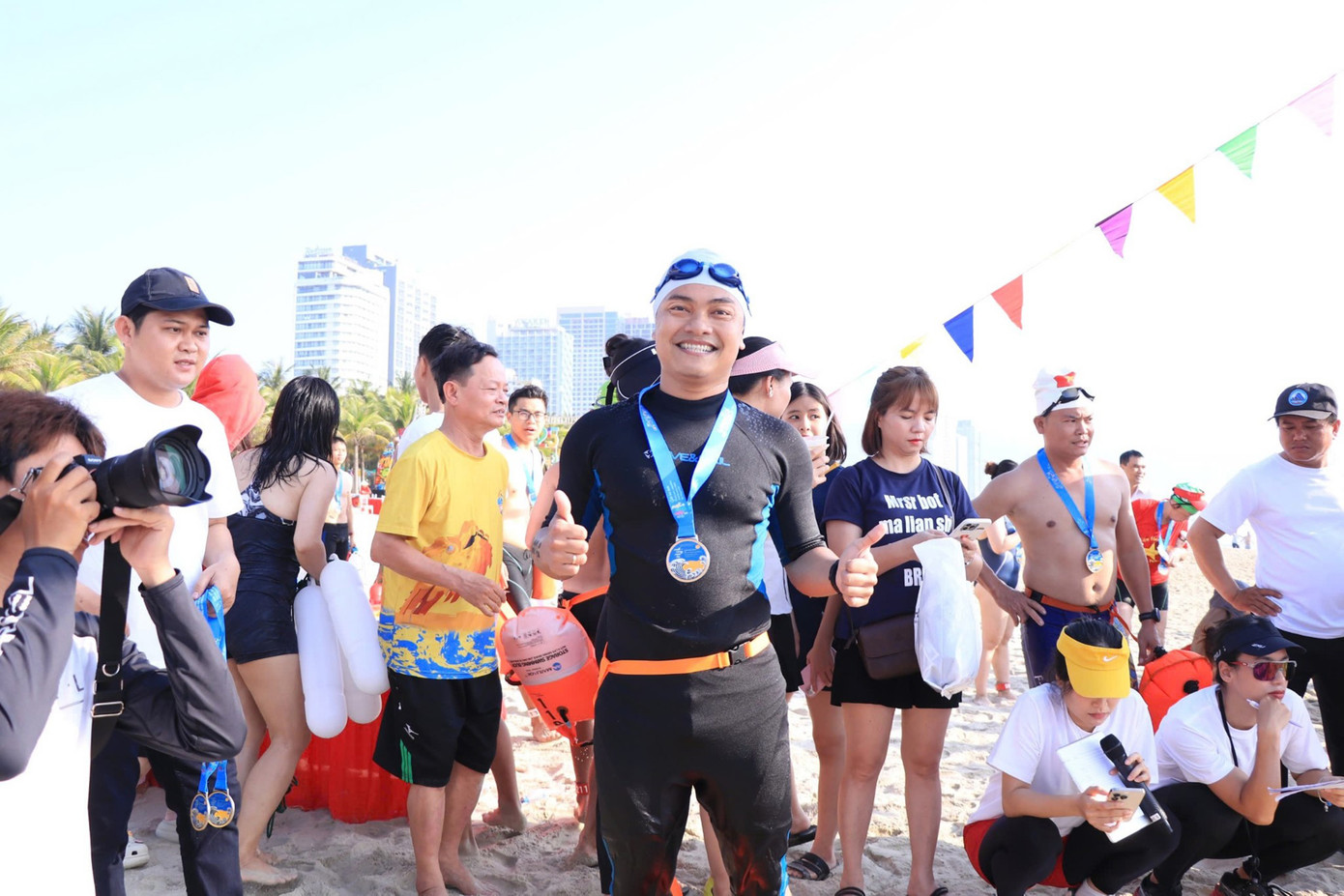 Vận động viên nhận huy chương sau khi hoàn thành vòng đua. Vận động viên nhận huy chương sau khi hoàn thành vòng đua.