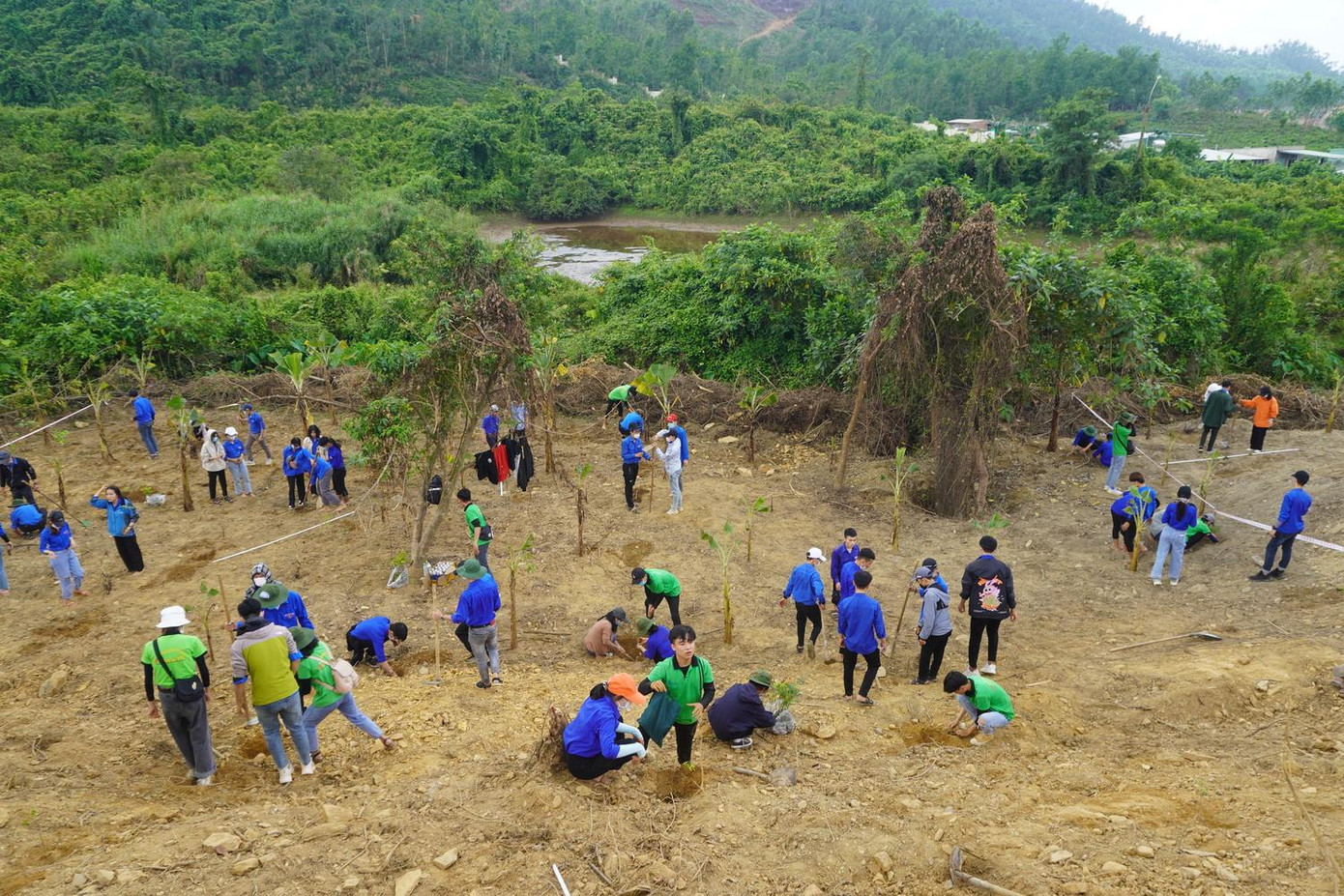 Trời nắng nóng nhưng các bạn sinh viên không ngại khó khăn để hoàn thành chương trình Trời nắng nóng nhưng các bạn sinh viên không ngại khó khăn để hoàn thành chương trình