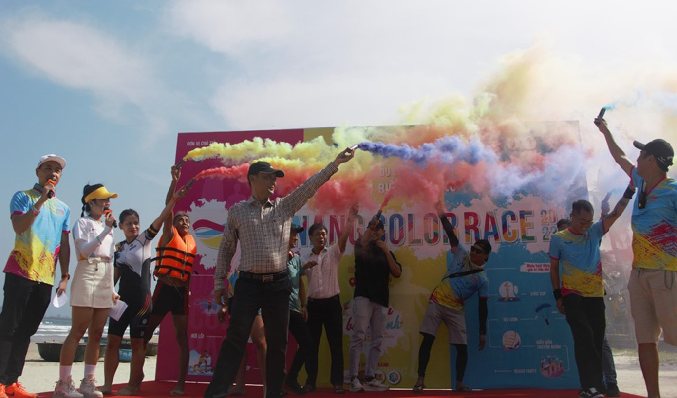Chiều cùng ngày, Lễ hội thể thao biển Đà Nẵng – Da Nang Color Race 2023 chính thức khai mạc tại bãi biển Mân Thái. Lễ hội có nhiều hoạt động: Giải chạy bãi biển, Giải đua SUP, Hội thi bơi dành cho người yêu biển, Trình diễn dù lượn có động cơ, Lễ hội Life's Beach,... (Ảnh: Ny-Nhi)