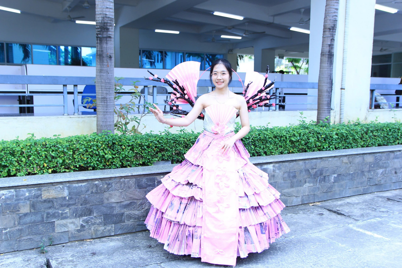 Phần trình diễn thời trang các quốc gia với trang phục làm từ vật liệu tái chế như bao nilon, báo cũ, vải thừa… là một trong những hoạt động được các bạn sinh viên mong chờ nhất. Những tiếng reo hò, cổ vũ sôi nổi đã khiến không khí buổi trình diễn trở nên náo nhiệt và ấn tượng. Ảnh: Minh Hiền