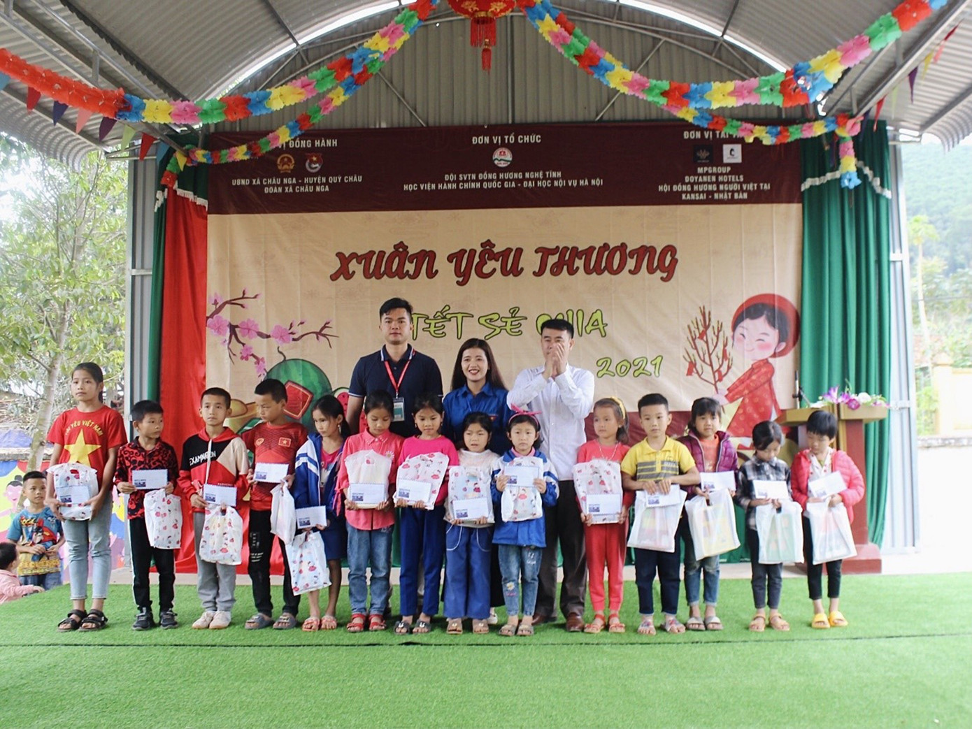 Được truyền lửa từ những ngày còn là học sinh, thanh xuân của Hương gắn trọn với màu áo thanh niên. Hương đã chọn Hội Sinh viên tình nguyện Đồng hương Nghệ Tĩnh tại học viện là nơi theo đuổi đam mê tình nguyện của mình. Trong ảnh: Hương làm Trưởng BTC chương trình “Xuân Yêu thương tết sẻ chia năm 2021”.