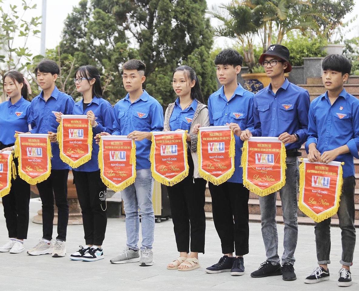 Ban tổ chức trao kỷ niệm chương cho các đơn vị tham gia - ảnh Khải Hoàn