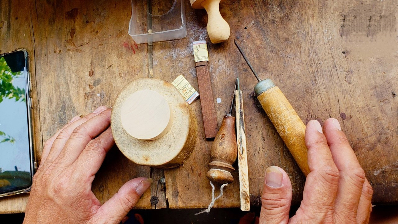 Các dụng cụ anh sử dụng để làm con dấu bao gồm hai cái đục, cối, dao khắc,… Những vật này đã theo anh từ lúc mới bước vào nghề đến nay. Tất cả đều do anh tự chế, bởi bên ngoài không ai bán. (Ảnh: Hằng Hương)