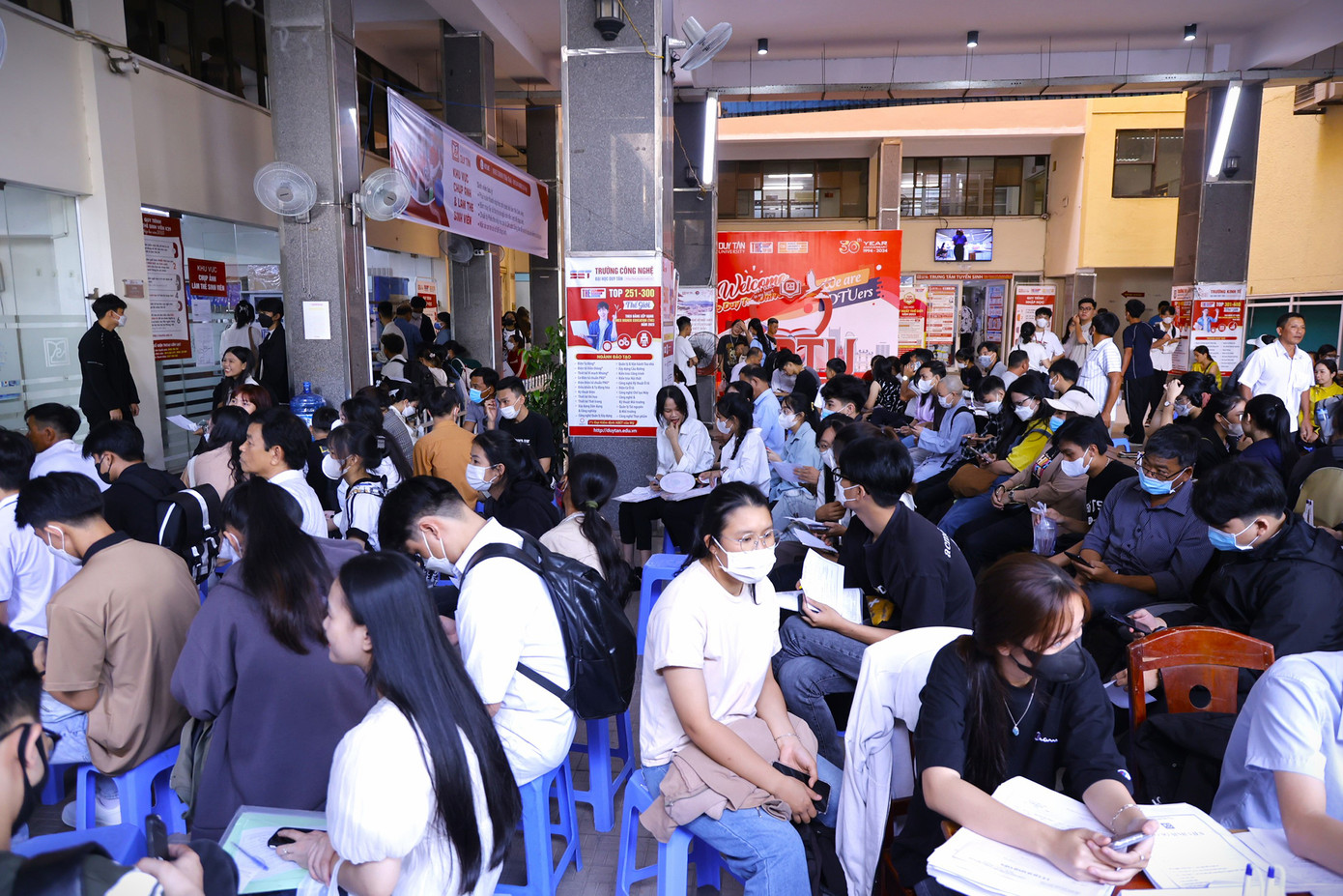 Đông đảo thí sinh đăng ký xét tuyển và nhập học vào ĐH Duy Tân