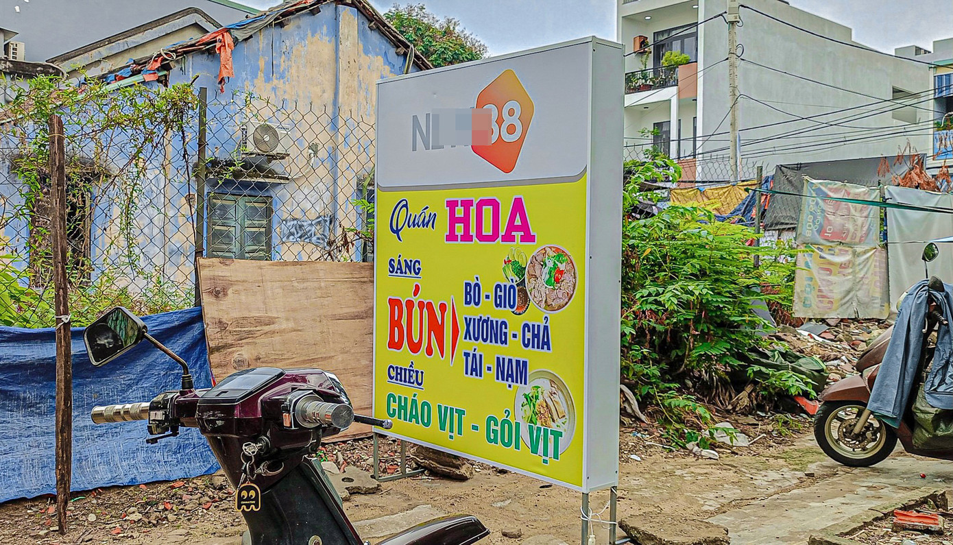 Biển hiệu quảng cáo chứa logo N.8.. xuất hiện trên một tuyến đường ở Đà Nẵng.