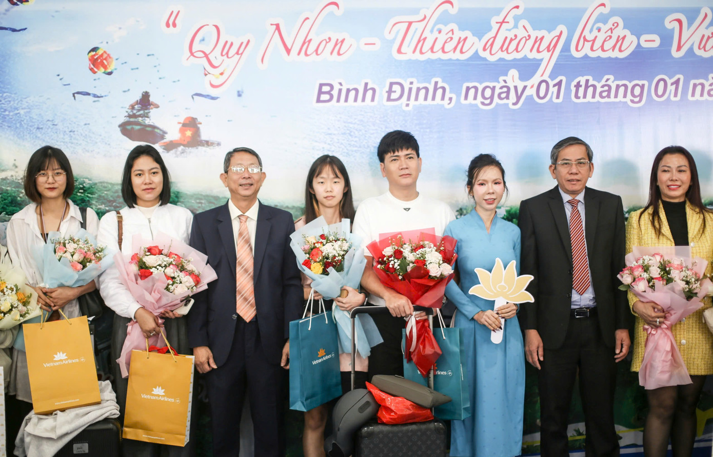 Tặng hoa, quà kỷ niệm và chúc mừng năm mới 2025 với các vị khách đầu tiên đến "xông đất". Ảnh: Trương Định