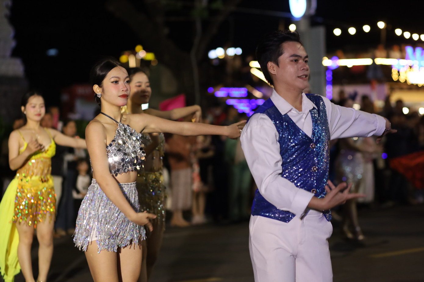 Biểu diễn khiêu vũ với các tác phẩm âm nhạc Việt Nam và quốc tế cùng các điệu nhạc phổ biến: Chacha, tango, disco, pasodop, rumba và bachata. Ảnh: Trúc Linh. Biểu diễn khiêu vũ với các tác phẩm âm nhạc Việt Nam và quốc tế cùng các điệu nhạc phổ biến: Chacha, tango, disco, pasodop, rumba và bachata. Ảnh: Trúc Linh.