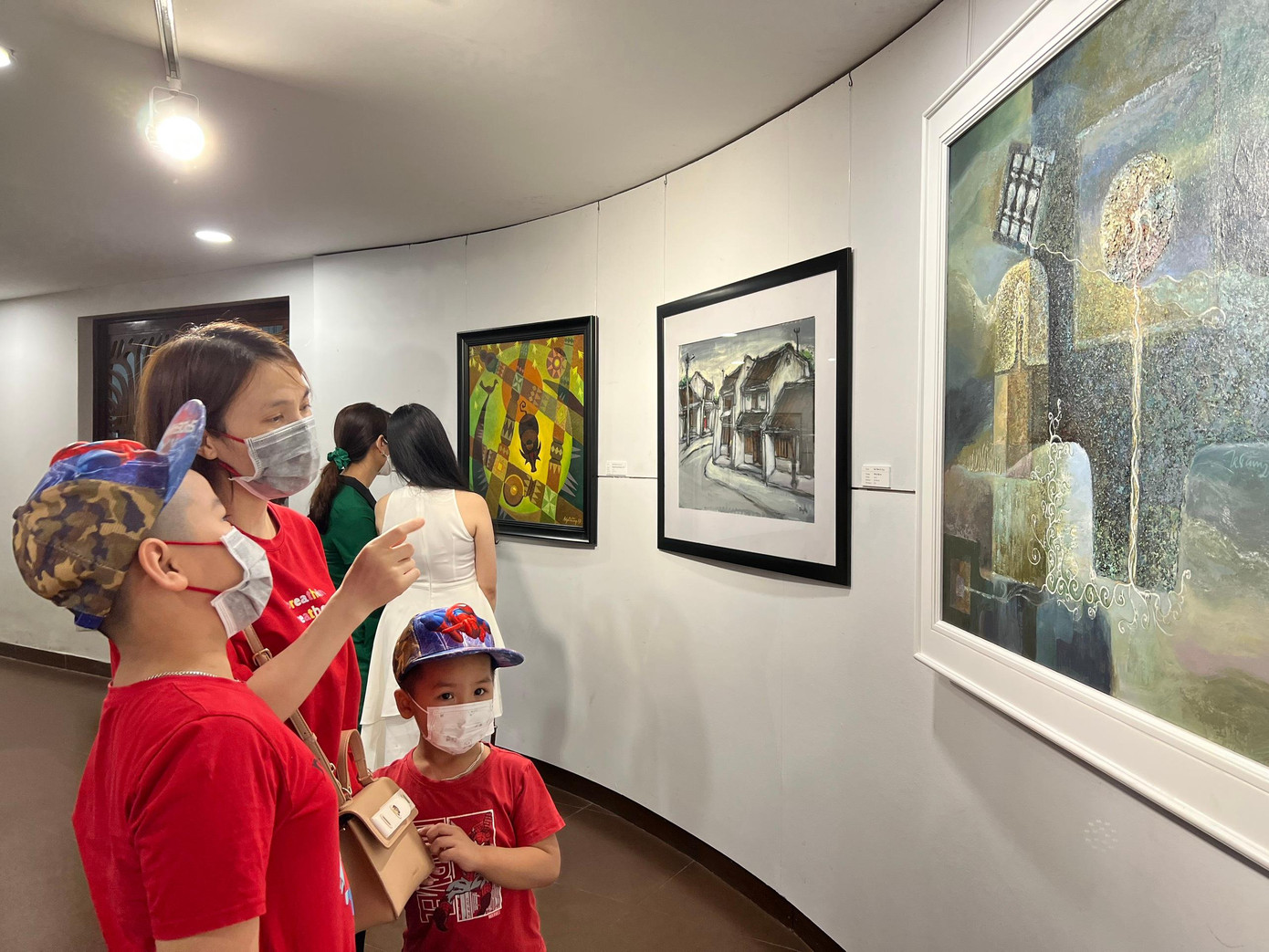 Bé Phúc An (trường tiểu học Hoa Lư) cùng gia đình đến tham quan triển lãm hào hứng chia sẻ: “Con rất thích xem những bức tranh của các bác họa sĩ” - ảnh Bảo Quyên Bé Phúc An (trường tiểu học Hoa Lư) cùng gia đình đến tham quan triển lãm hào hứng chia sẻ: “Con rất thích xem những bức tranh của các bác họa sĩ” - ảnh Bảo Quyên