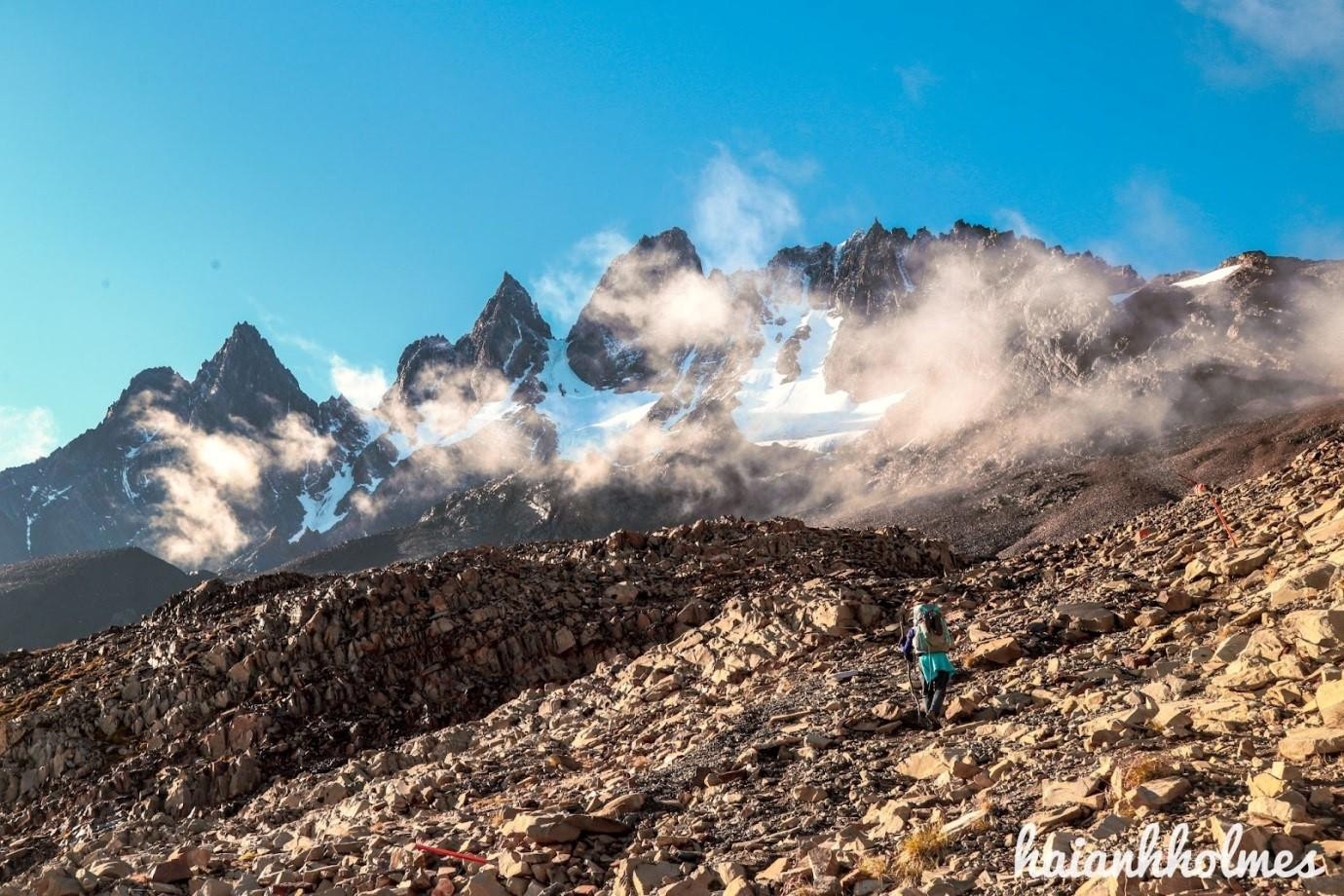 Hành trình đi bộ The O Circuit giới hạn 50 người vào tham quan mỗi ngày. Vì thế, đoàn du khách 50 người cùng nhau đi, cùng vượt qua những khó khăn và trở thành những người bạn đặc biệt. Hành trình đi bộ The O Circuit giới hạn 50 người vào tham quan mỗi ngày. Vì thế, đoàn du khách 50 người cùng nhau đi, cùng vượt qua những khó khăn và trở thành những người bạn đặc biệt.