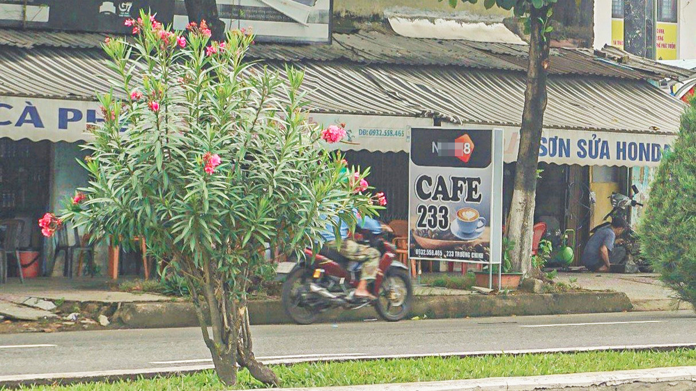 Biển hiệu của một số quán cà phê có gắn logo các trang đánh bạc trực tuyến.