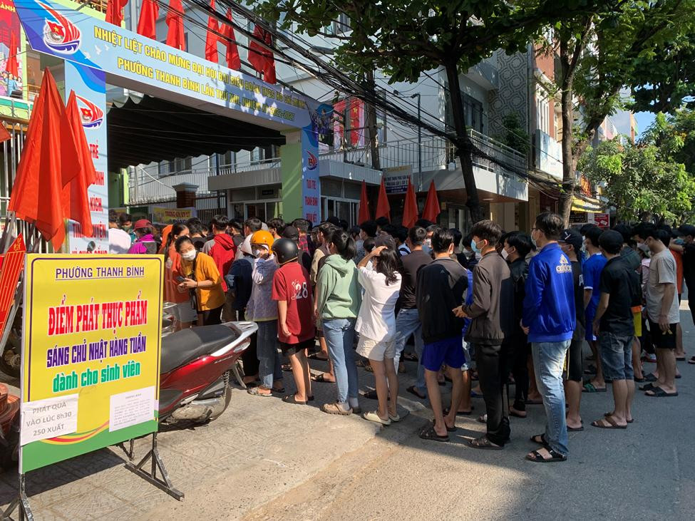 Đây là phiên chợ 0 đồng do phường Thanh Bình, quận Hải Châu, TP. Đà Nẵng phối hợp với các nhà hảo tâm tổ chức để giúp các bạn sinh viên vượt qua khó khăn trong giai đoạn vật giá leo thang - ảnh Tài Anh Hà