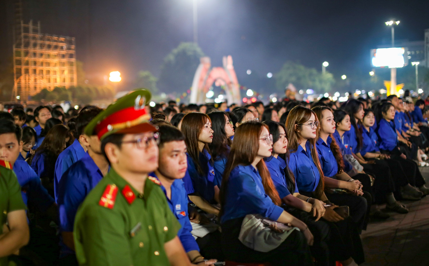Các đại biểu và đông đảo ĐVTN dự chương trình. Ảnh: Trương Định Các đại biểu và đông đảo ĐVTN dự chương trình. Ảnh: Trương Định