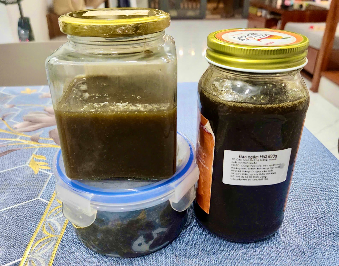 Từ các loại lá có sẵn trong vườn, chị kết hợp cùng muối, gừng, đường phèn, tắc để chế biến thành siro cho con dùng khi bị ho. Ảnh: NVCC.