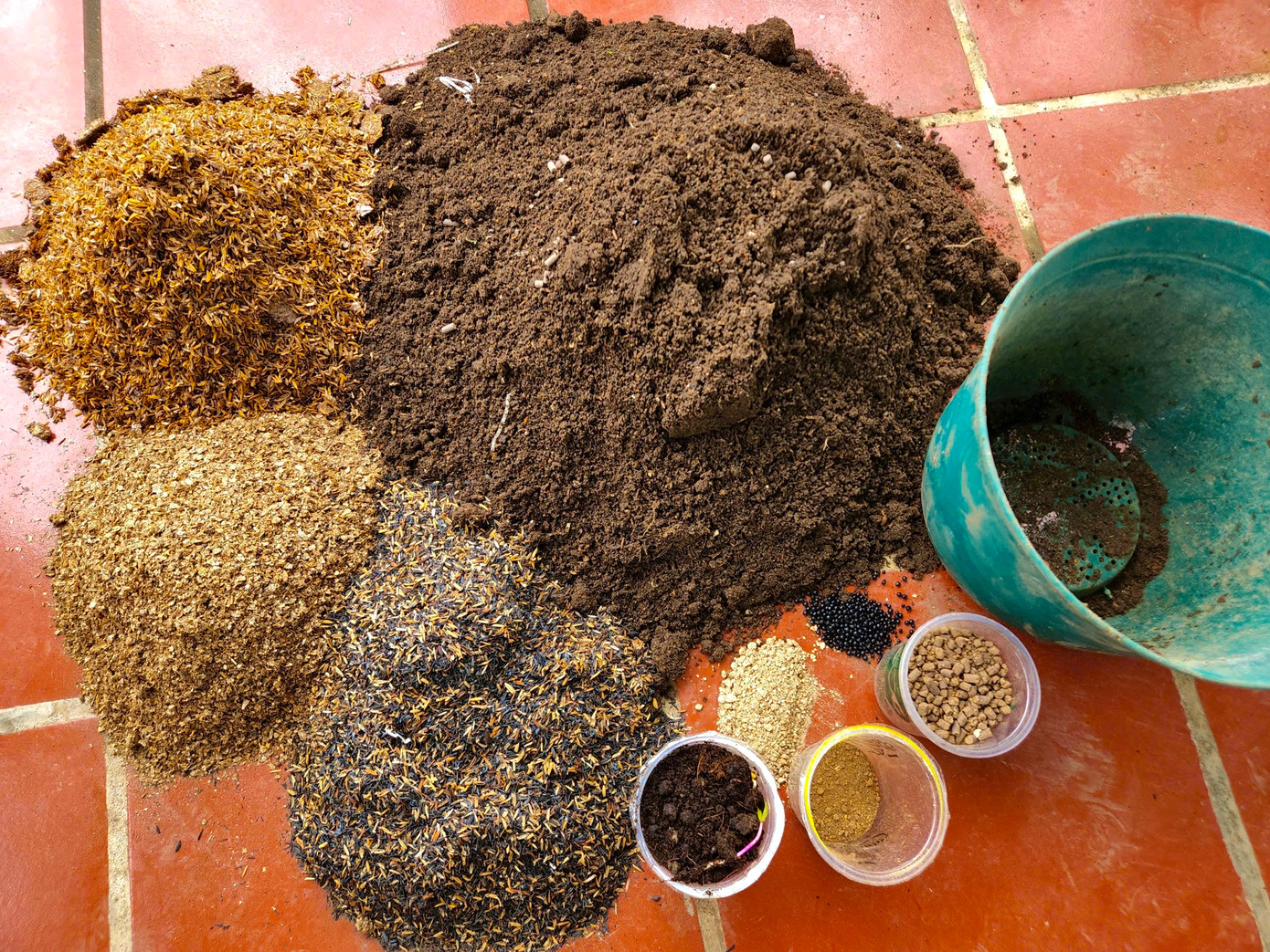 Chị dùng bã mía, vỏ trứng, vỏ chuối, đỗ tương... để làm phân bón hữu cơ cho cây. Ảnh: Ngọc Thắm và NVCC.