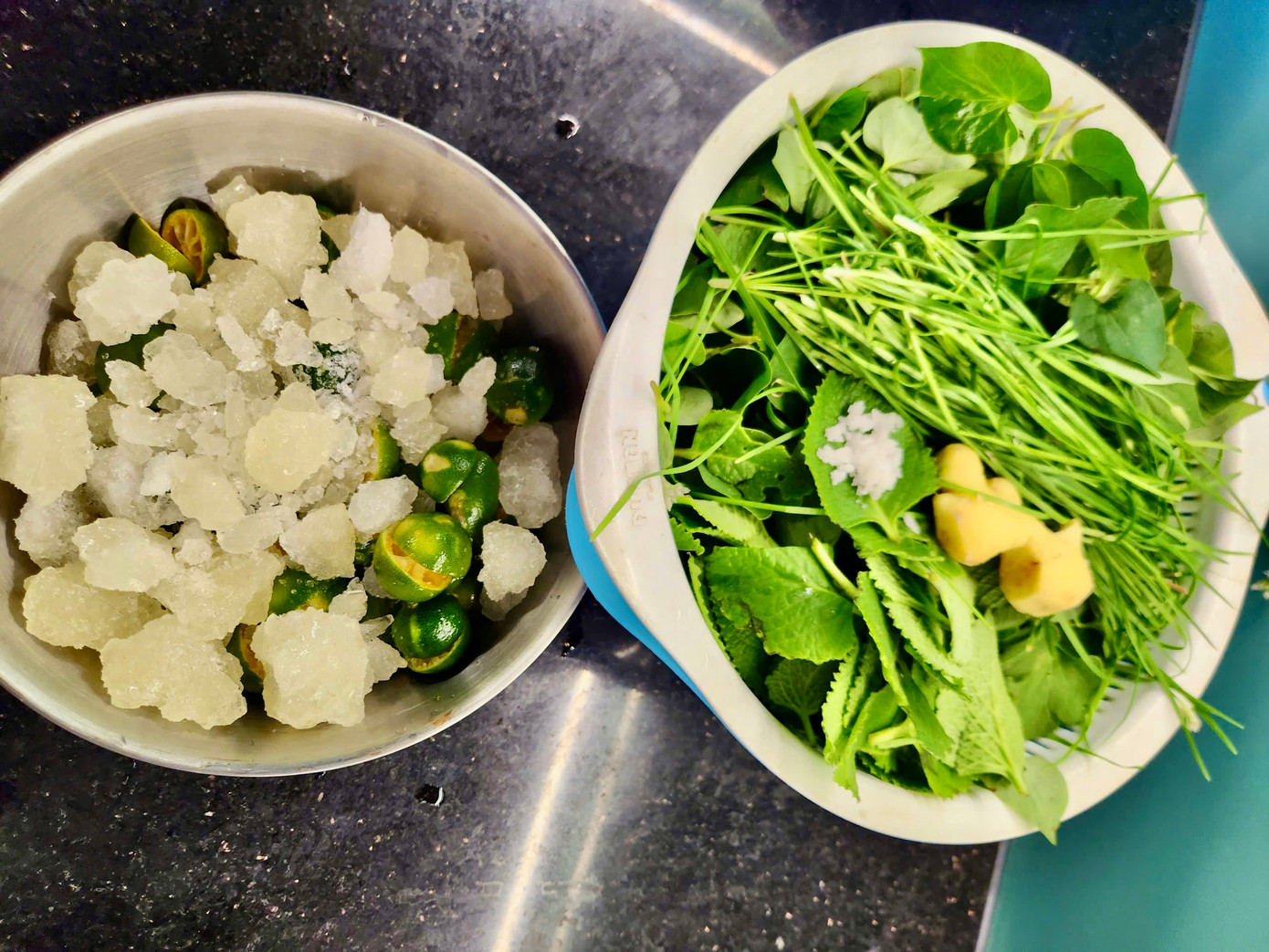 Từ các loại lá có sẵn trong vườn, chị kết hợp cùng muối, gừng, đường phèn, tắc để chế biến thành siro cho con dùng khi bị ho. Ảnh: NVCC.