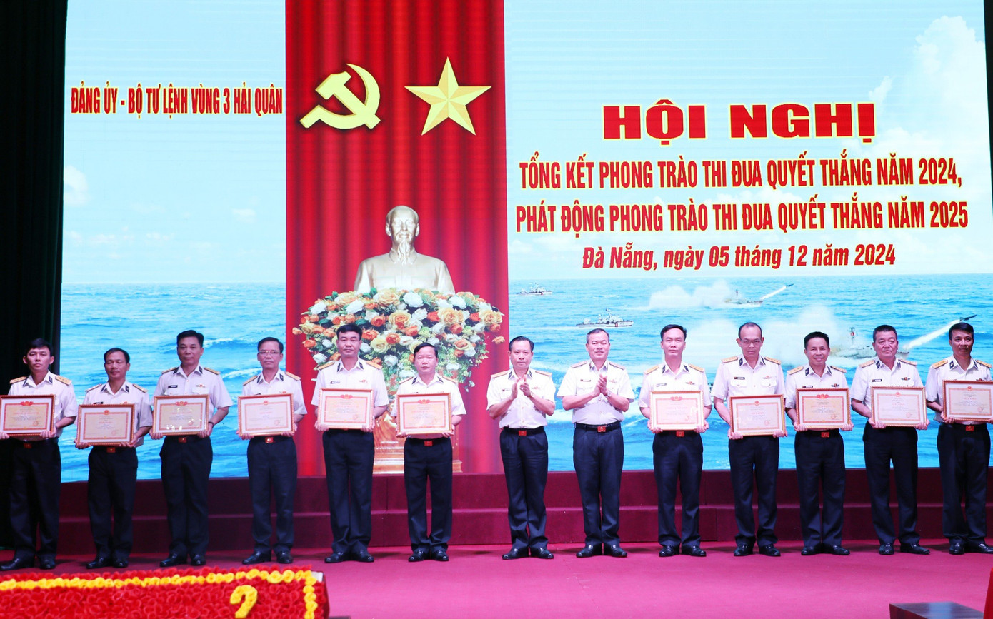 Thủ trưởng Bộ Tư lệnh Vùng 3 trao các danh hiệu tặng các tập thể, cá nhân có thành tích xuất sắc trong thực hiện phong trào thi đua quyết thắng năm 2024 Thủ trưởng Bộ Tư lệnh Vùng 3 trao các danh hiệu tặng các tập thể, cá nhân có thành tích xuất sắc trong thực hiện phong trào thi đua quyết thắng năm 2024