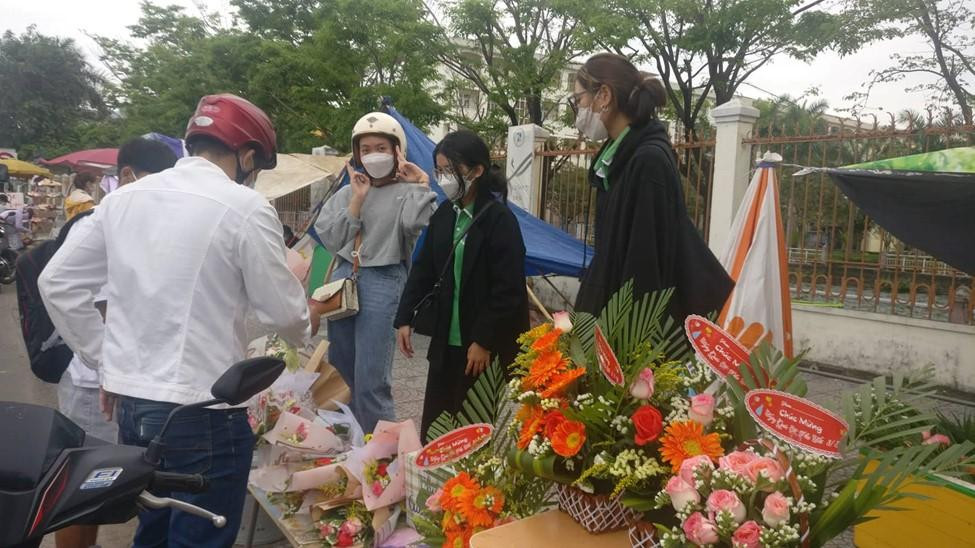 Bạn Nguyễn Thị Trang, thành viên CLB Hand in hand, chia sẻ: “Bán hoa gây quỹ từ thiện là hoạt động thường niên của nhóm. Vì còn là sinh viên, bản thân không có nhiều tiền nên mình nghĩ đây là một hoạt động rất hay và ý nghĩa mà mình có thể làm để phần nào giúp đỡ những hoàn cảnh khó khăn” - Ảnh: Kim Ngân