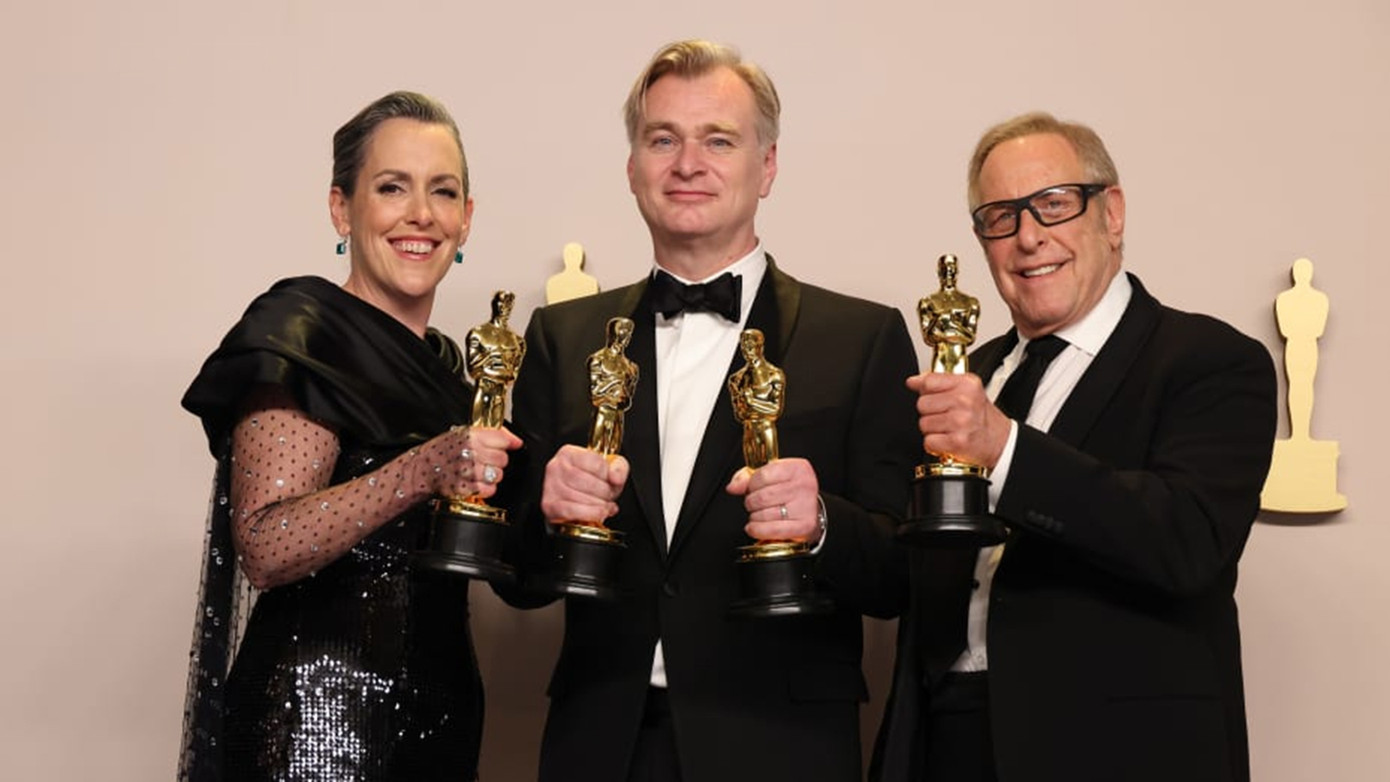 Đạo diễn Christopher Nolan cùng hai nhà sản xuất Emma Thomas (trái) và Charles Roven (phải) của phim Oppenheimer. Nguồn: CNBC.