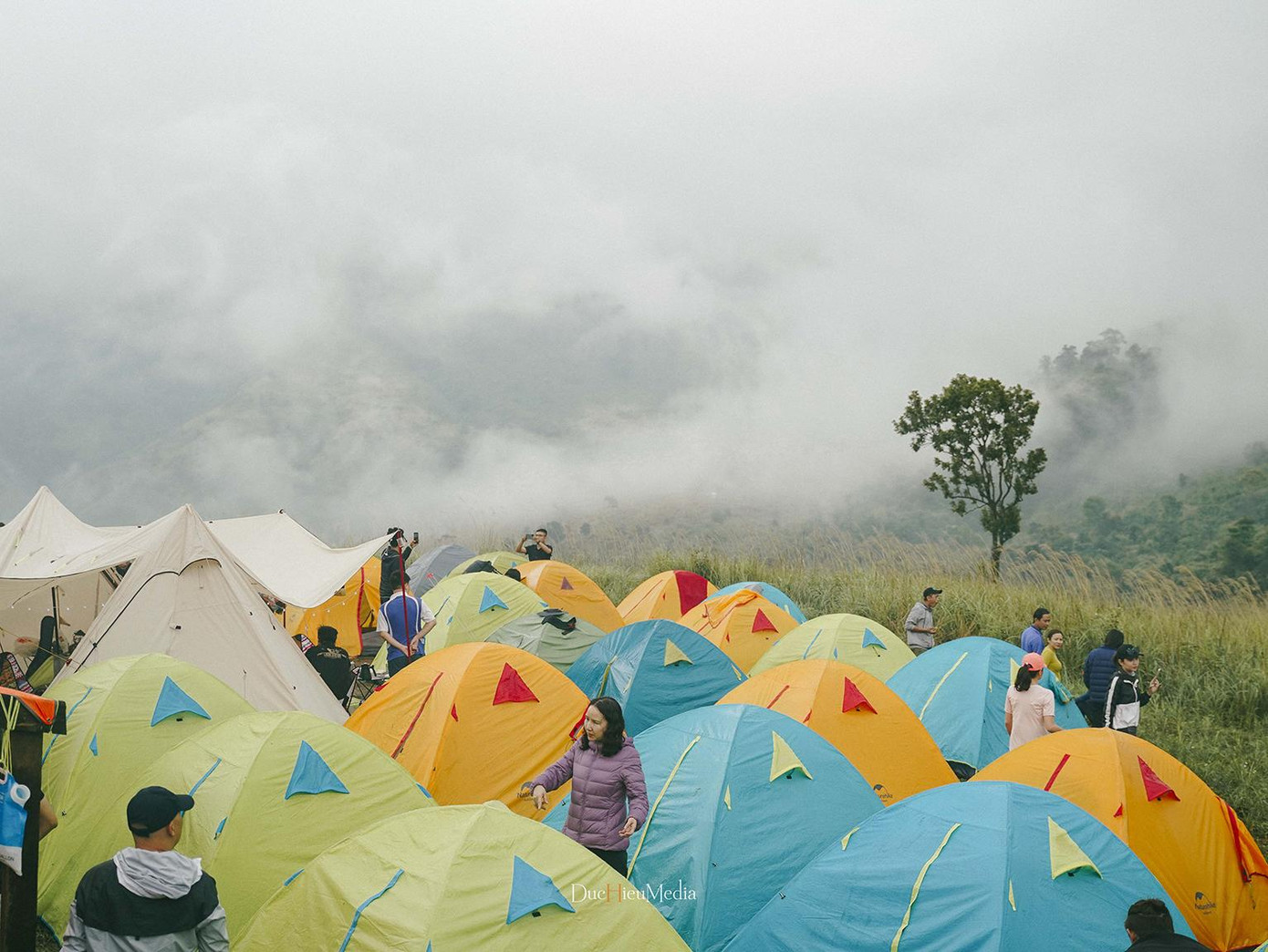 Sau một ngày khám phá, lại trở về lều trại đã chuẩn bị từ trước