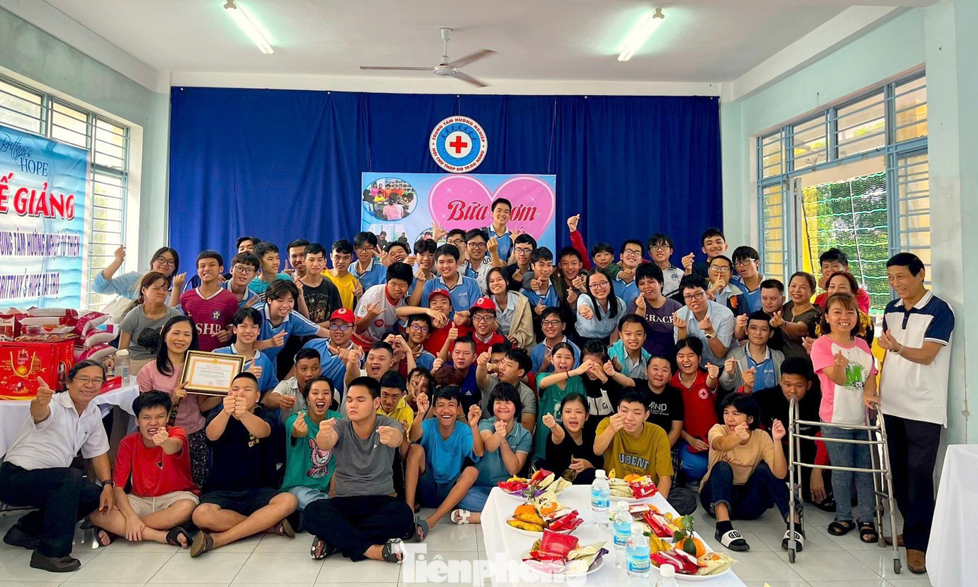 Trung tâm Hướng nghiệp từ thiện Chữ thập Đỏ TP. Đà Nẵng hiện đang quản lý, nuôi dưỡng giáo dục, dạy nghề cho gần 50 học viên là đối tượng mồ côi, khuyết tật tại Đà Nẵng và Quảng Nam. Tại đây, các bạn có độ tuổi từ 14 đến 25 được hỗ trợ ăn ở và đào tạo nghề hoàn toàn miễn phí 4 ngành: in, may, thêu và làm hương. Trung tâm Hướng nghiệp từ thiện Chữ thập Đỏ TP. Đà Nẵng hiện đang quản lý, nuôi dưỡng giáo dục, dạy nghề cho gần 50 học viên là đối tượng mồ côi, khuyết tật tại Đà Nẵng và Quảng Nam. Tại đây, các bạn có độ tuổi từ 14 đến 25 được hỗ trợ ăn ở và đào tạo nghề hoàn toàn miễn phí 4 ngành: in, may, thêu và làm hương.