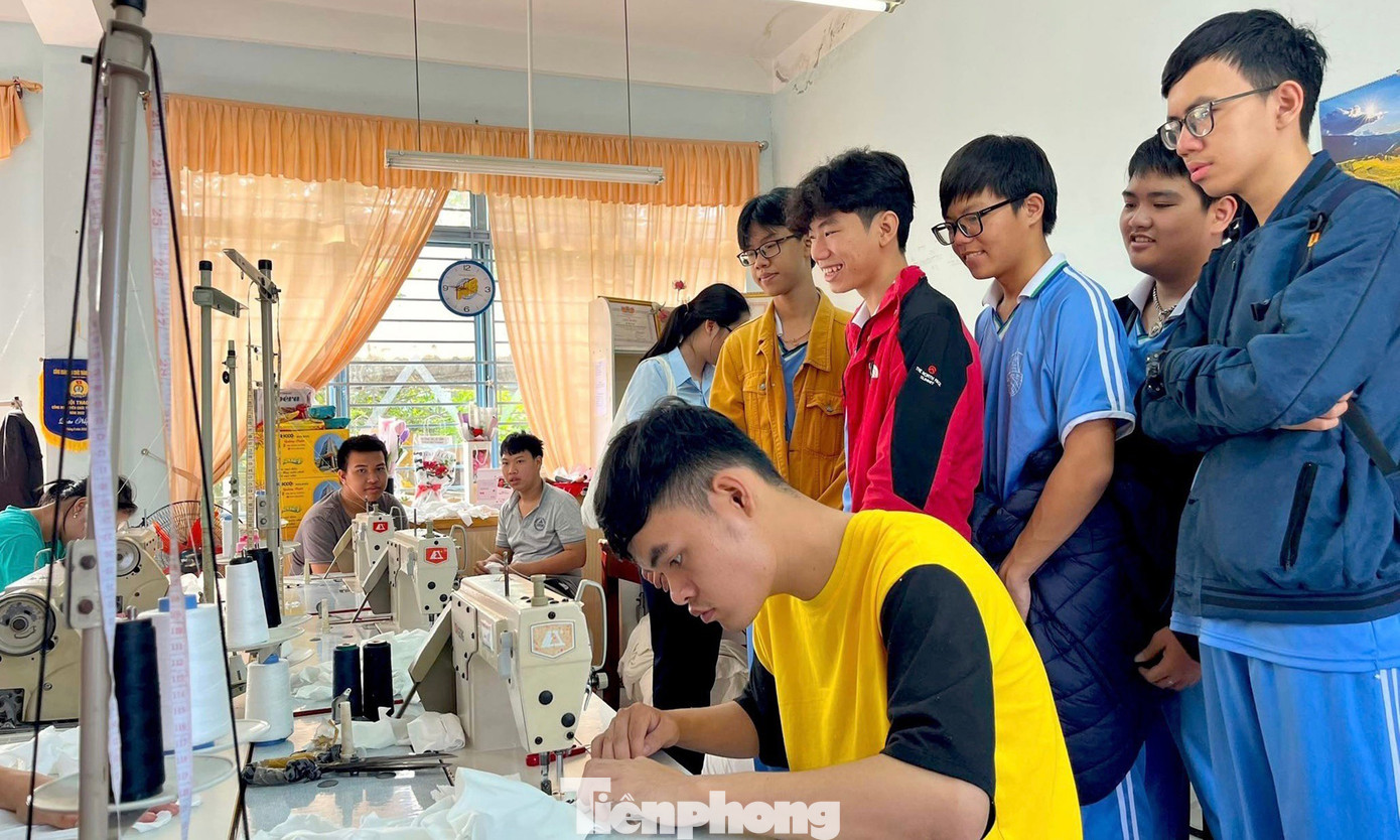 Tại đây, các bạn học sinh được tham quan các phòng học cũng như phòng làm việc của các học viên tại trung tâm. Tại đây, các bạn học sinh được tham quan các phòng học cũng như phòng làm việc của các học viên tại trung tâm.