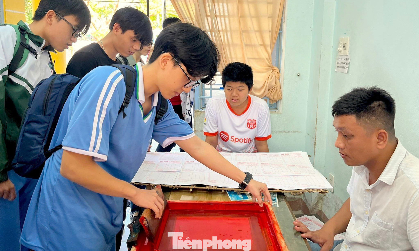 Ông Lê Tấn Hồng - Giám đốc Trung tâm Hướng nghiệp từ thiện Chữ thập Đỏ Đà Nẵng gửi lời cảm ơn sâu sắc đến nhóm thiện nguyện và cho biết: “Hoạt động của cô và trò trường THPT Chuyên Lê Quý Đôn mang ý nghĩa to lớn với các em học viên tại trung tâm, giúp các em thấy rằng mình luôn được xã hội quan tâm, tạo thêm niềm tin vững chắc để những hoàn cảnh đặc biệt cùng vươn lên trong cuộc sống”. Ông Lê Tấn Hồng - Giám đốc Trung tâm Hướng nghiệp từ thiện Chữ thập Đỏ Đà Nẵng gửi lời cảm ơn sâu sắc đến nhóm thiện nguyện và cho biết: “Hoạt động của cô và trò trường THPT Chuyên Lê Quý Đôn mang ý nghĩa to lớn với các em học viên tại trung tâm, giúp các em thấy rằng mình luôn được xã hội quan tâm, tạo thêm niềm tin vững chắc để những hoàn cảnh đặc biệt cùng vươn lên trong cuộc sống”.