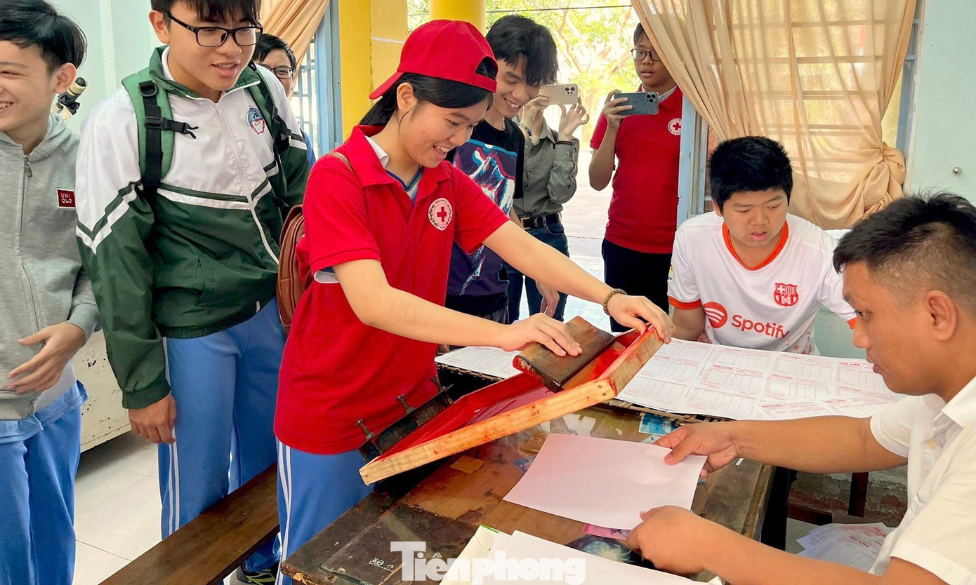 Trong không khí hân hoan, vui vẻ, các em được trải nghiệm các công việc hằng ngày của những bạn có hoàn cảnh đặc biệt nơi đây. Trong không khí hân hoan, vui vẻ, các em được trải nghiệm các công việc hằng ngày của những bạn có hoàn cảnh đặc biệt nơi đây.